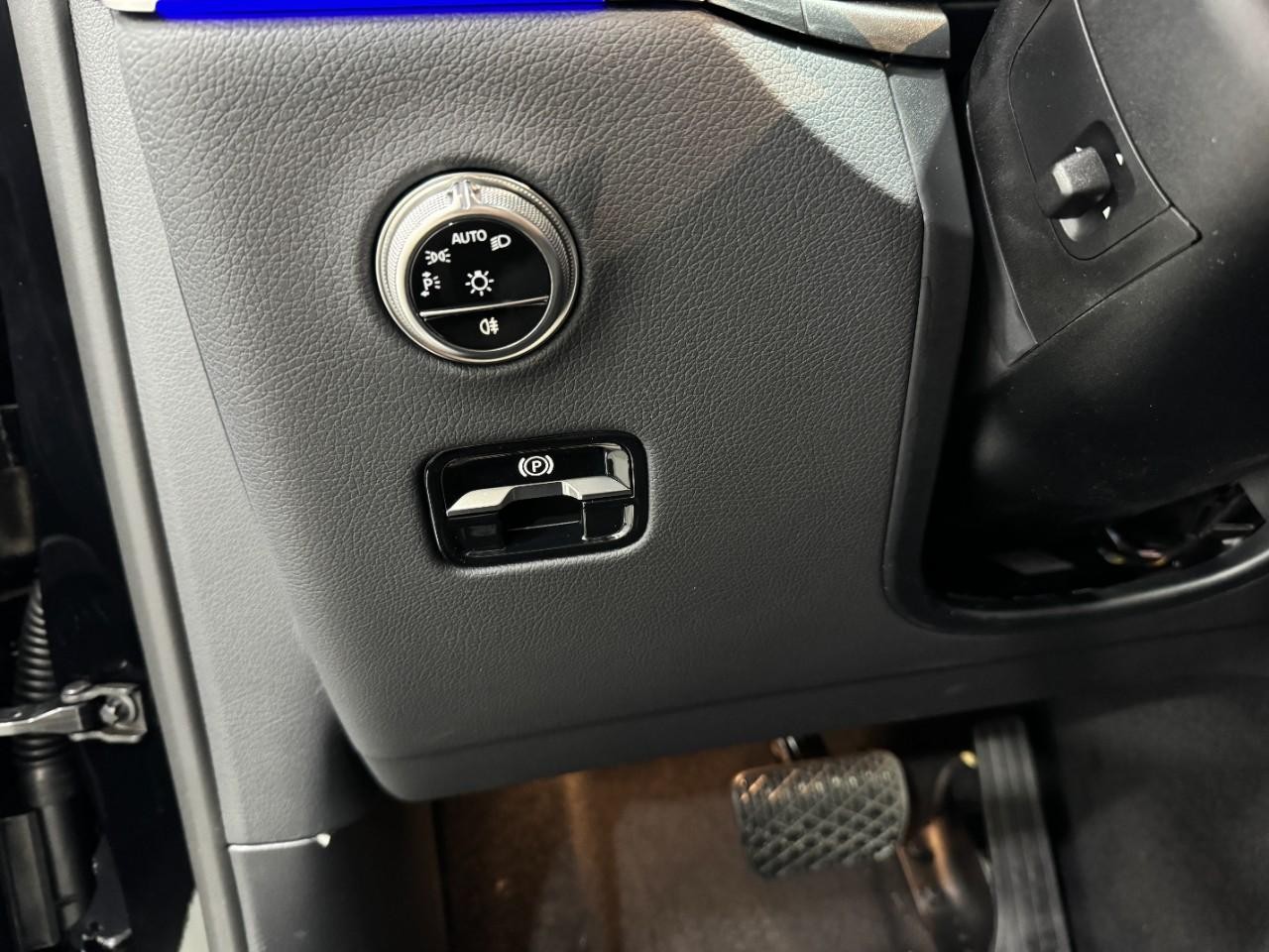 Mercedes-Benz GLC Vehicle Full-screen Gallery Image 31