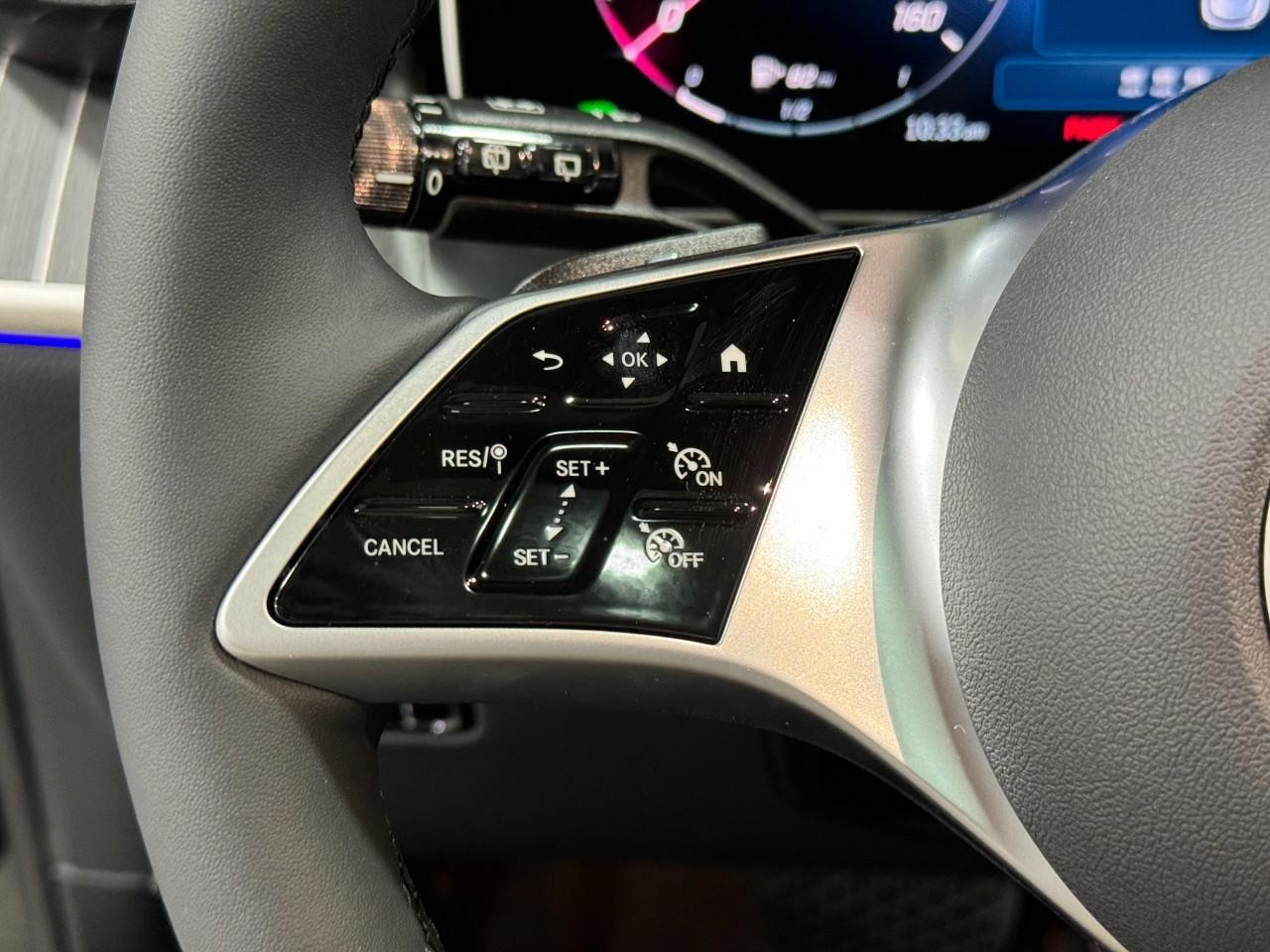 Mercedes-Benz GLC Vehicle Full-screen Gallery Image 32