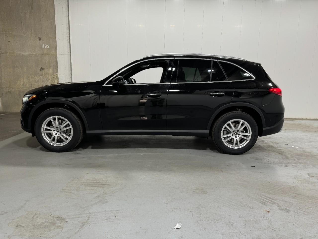 Mercedes-Benz GLC Vehicle Full-screen Gallery Image 2