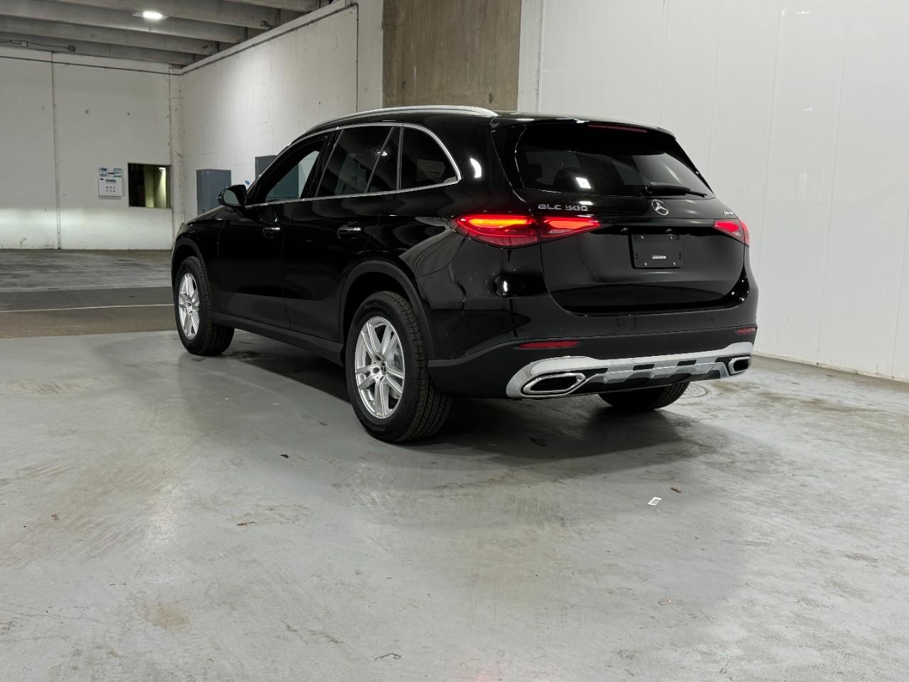 Mercedes-Benz GLC Vehicle Full-screen Gallery Image 3