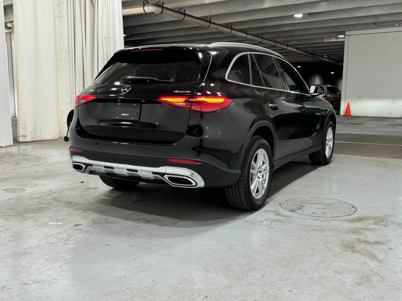 Mercedes-Benz GLC Vehicle Full-screen Gallery Image 4