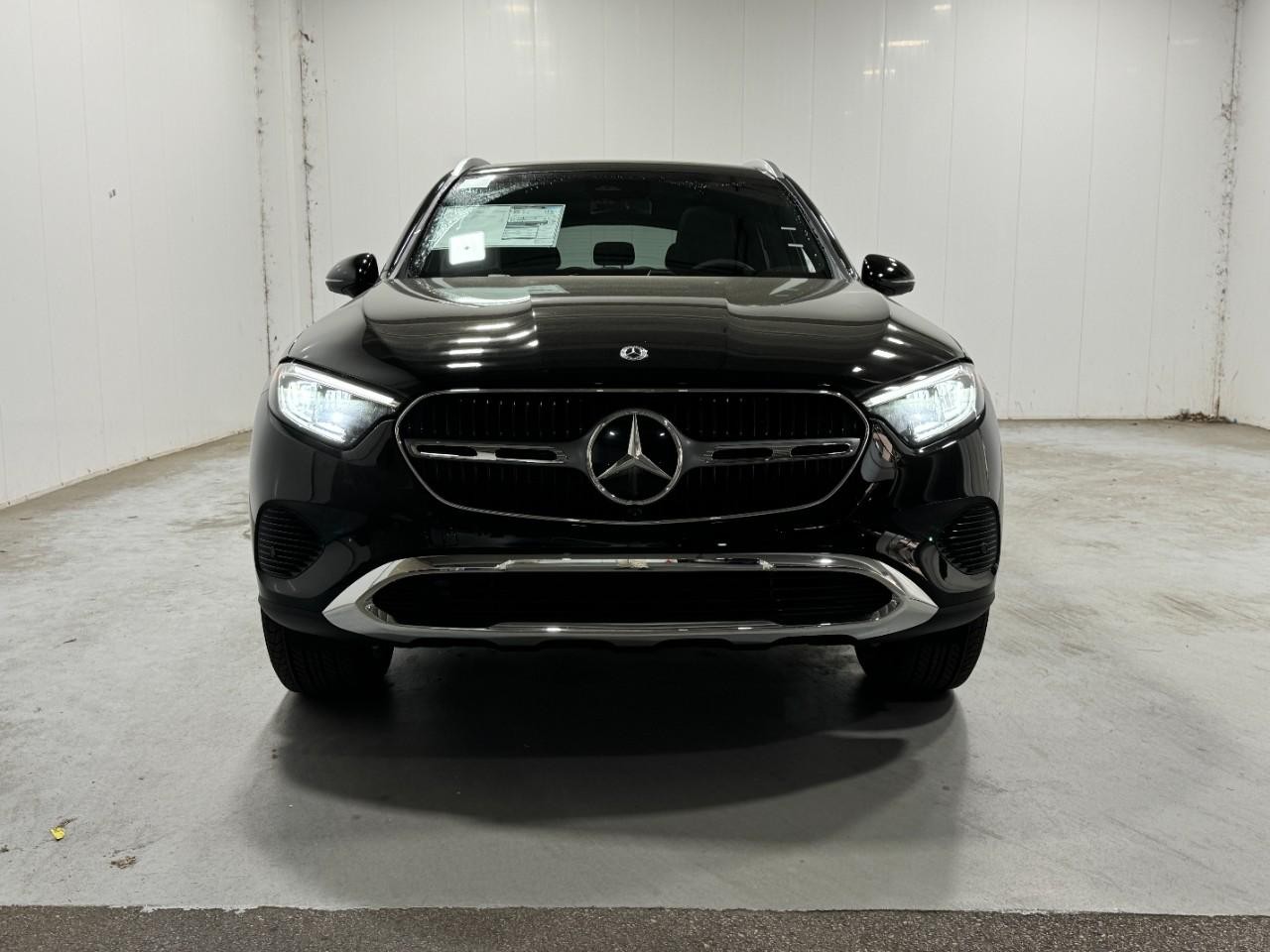 Mercedes-Benz GLC Vehicle Full-screen Gallery Image 7
