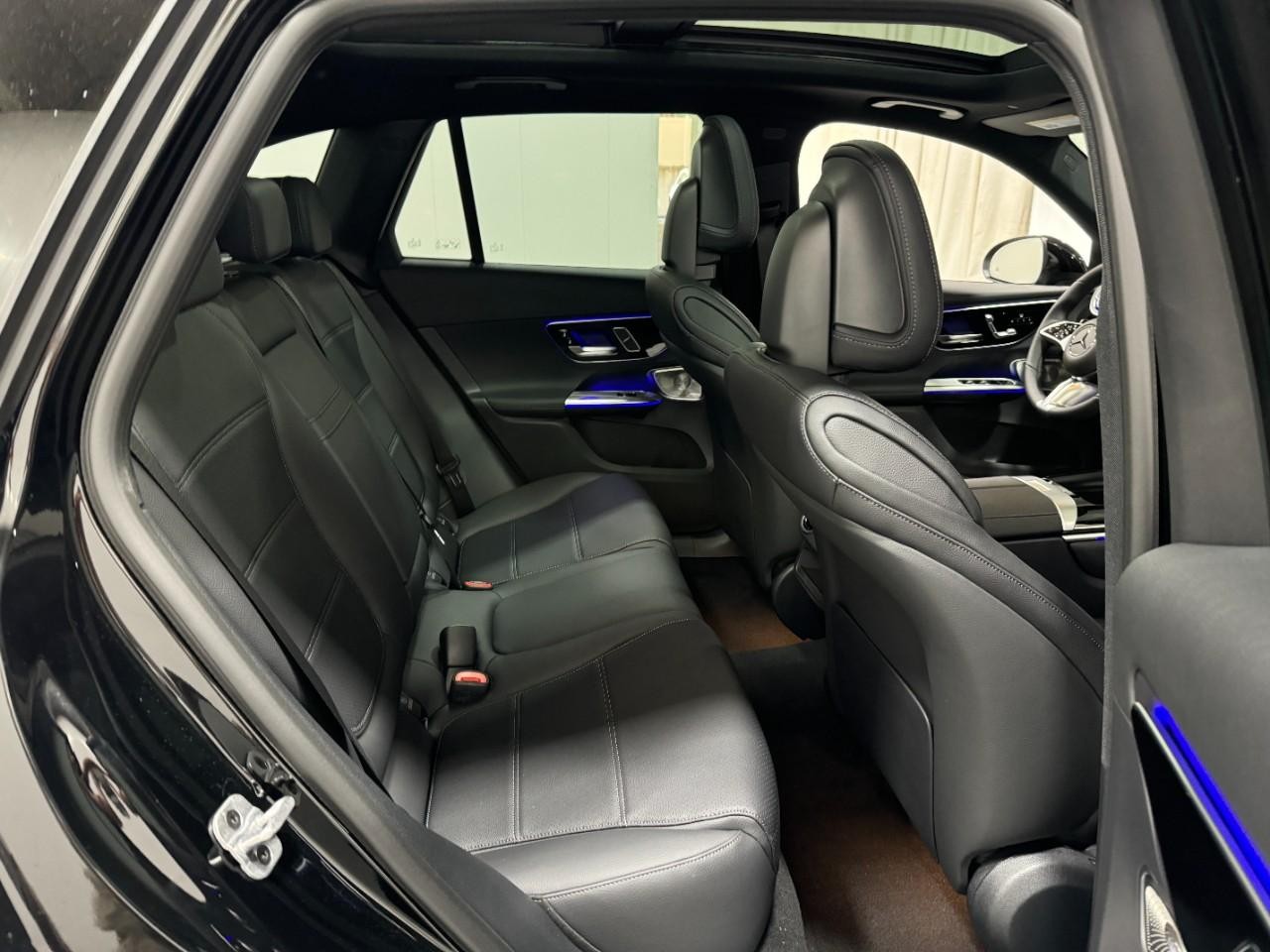 Mercedes-Benz GLC Vehicle Full-screen Gallery Image 10