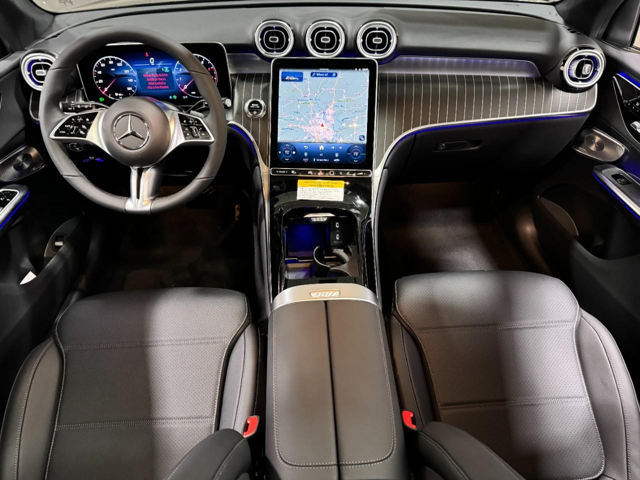 Mercedes-Benz GLC Vehicle Full-screen Gallery Image 12