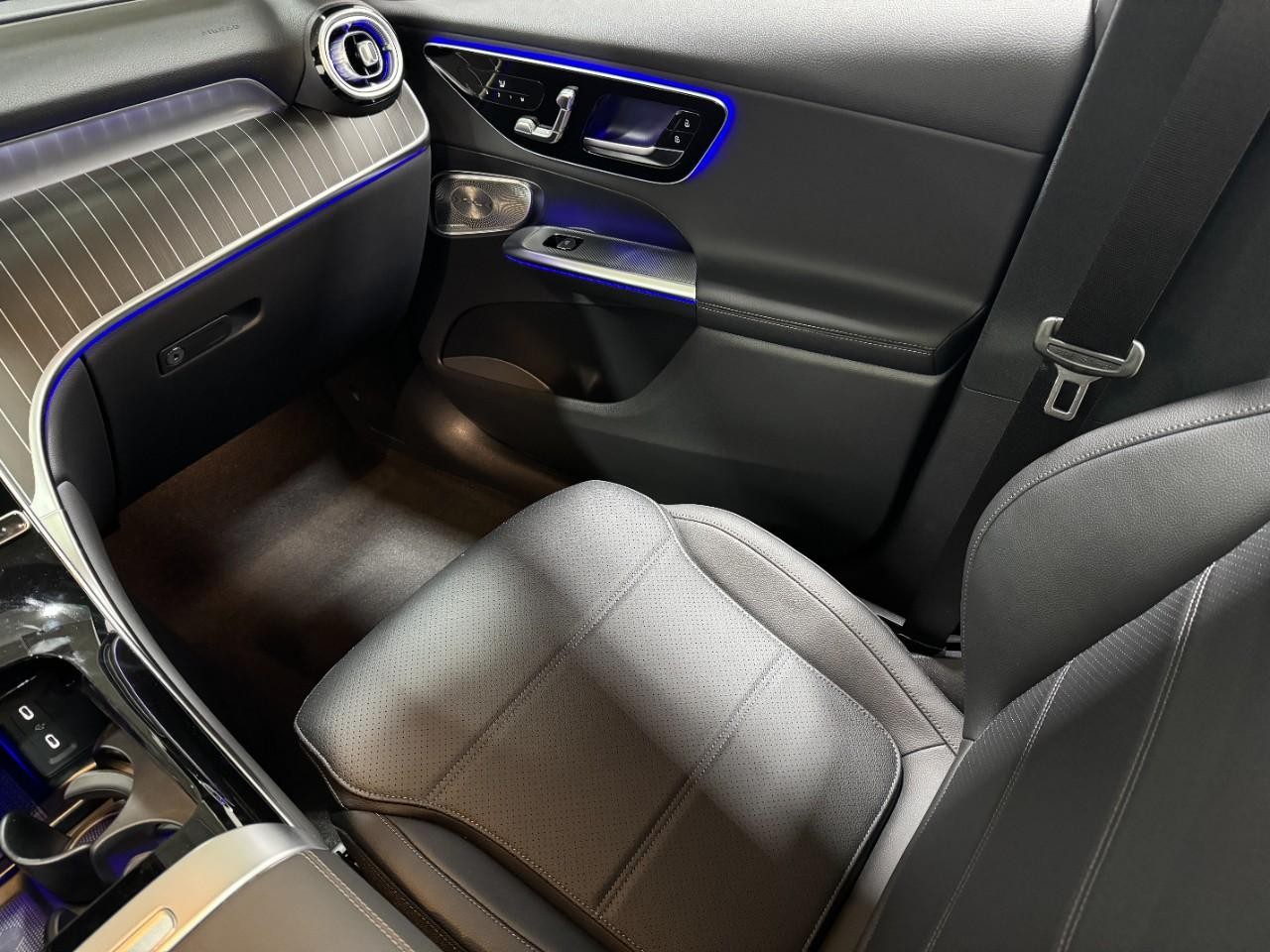 Mercedes-Benz GLC Vehicle Full-screen Gallery Image 16