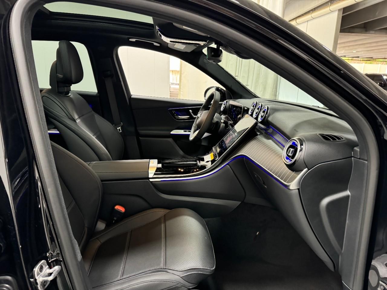 Mercedes-Benz GLC Vehicle Full-screen Gallery Image 17