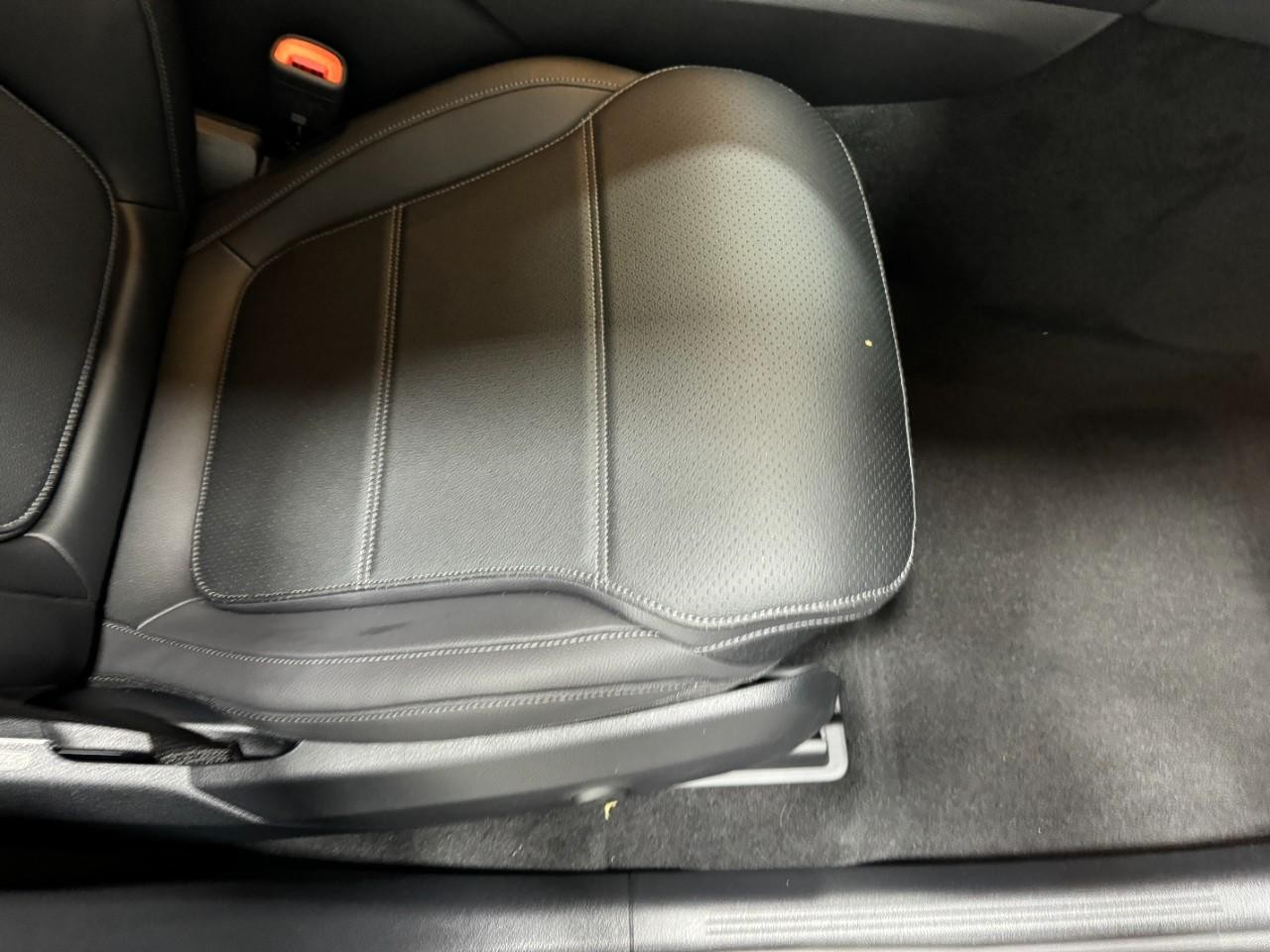 Mercedes-Benz GLC Vehicle Full-screen Gallery Image 18