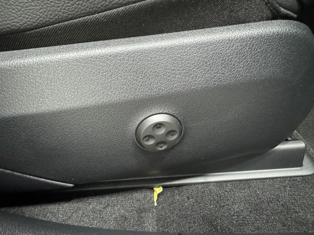 Mercedes-Benz GLC Vehicle Full-screen Gallery Image 19