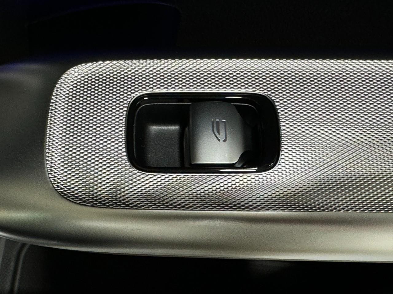 Mercedes-Benz GLC Vehicle Full-screen Gallery Image 22