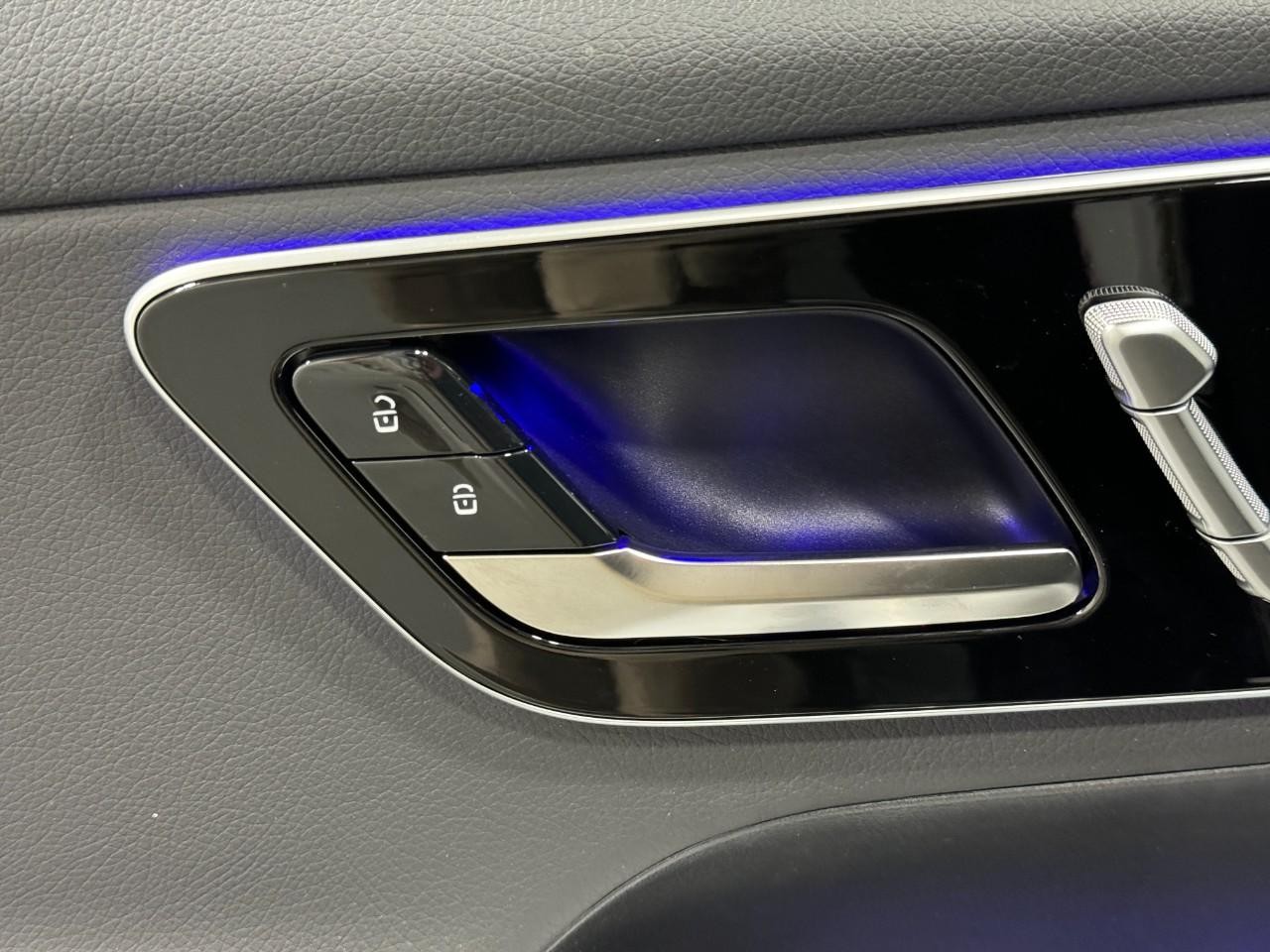 Mercedes-Benz GLC Vehicle Full-screen Gallery Image 24