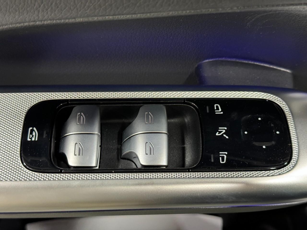 Mercedes-Benz GLC Vehicle Full-screen Gallery Image 25