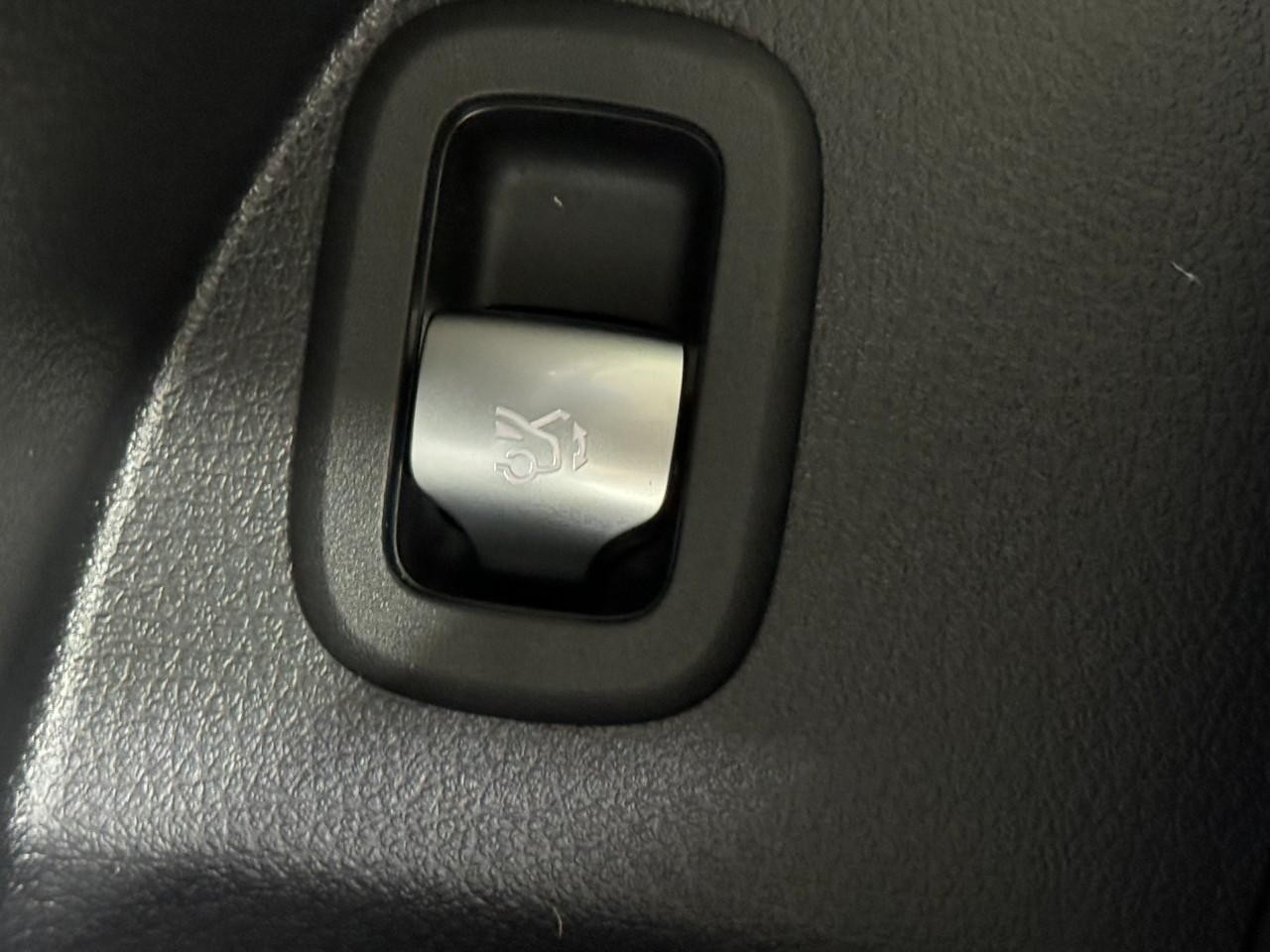 Mercedes-Benz GLC Vehicle Full-screen Gallery Image 27