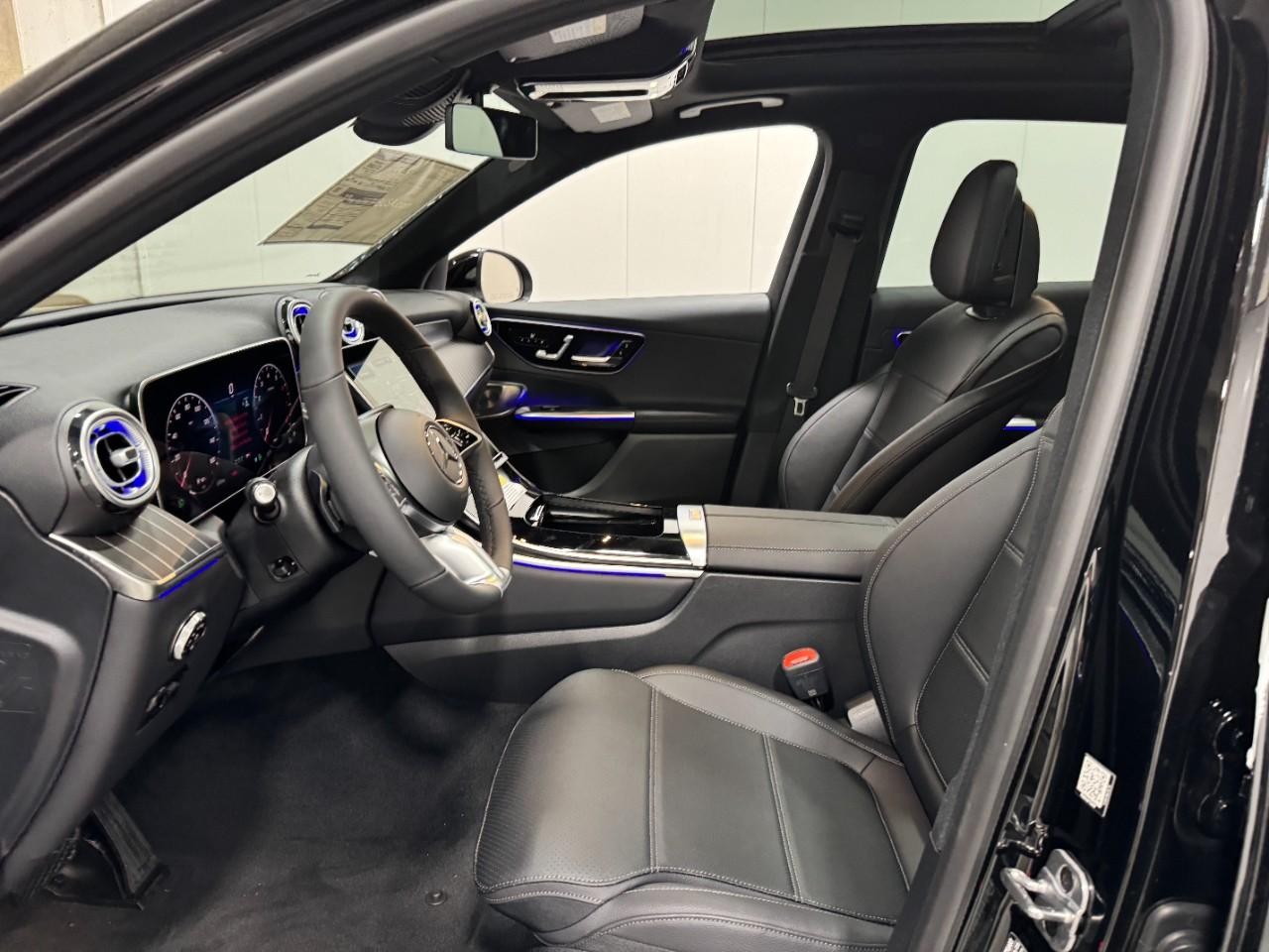 Mercedes-Benz GLC Vehicle Full-screen Gallery Image 28