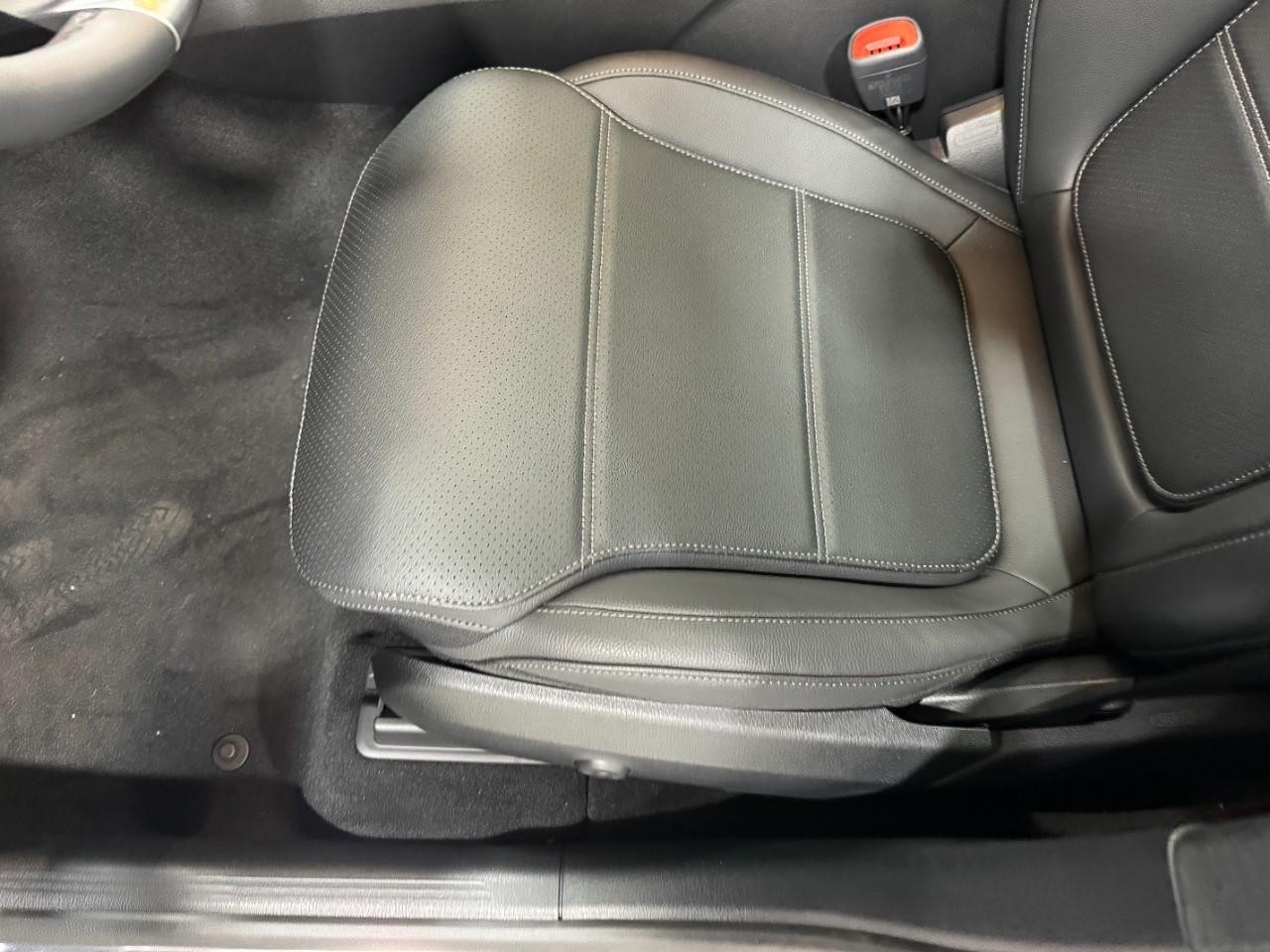 Mercedes-Benz GLC Vehicle Full-screen Gallery Image 29