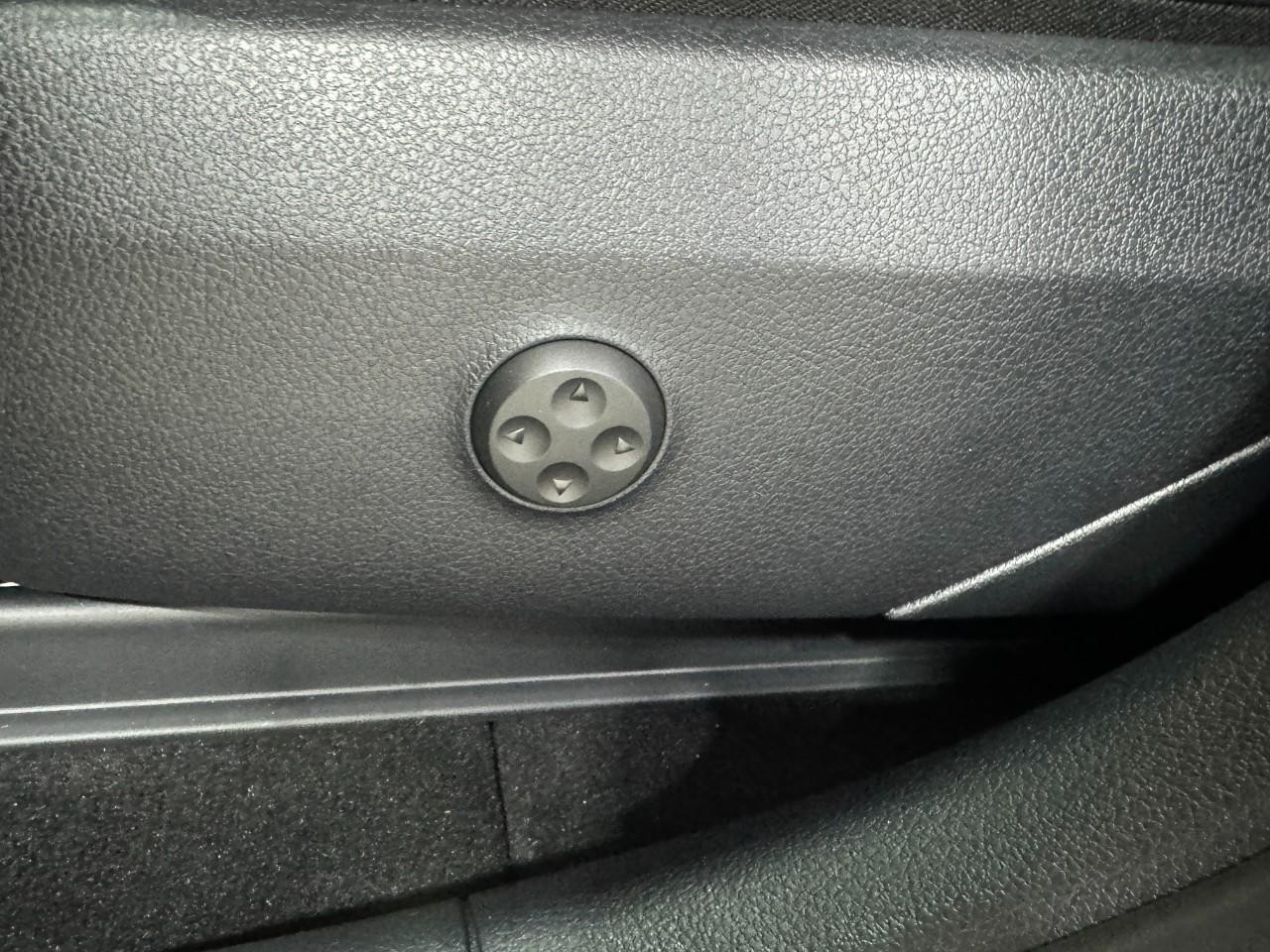 Mercedes-Benz GLC Vehicle Full-screen Gallery Image 30