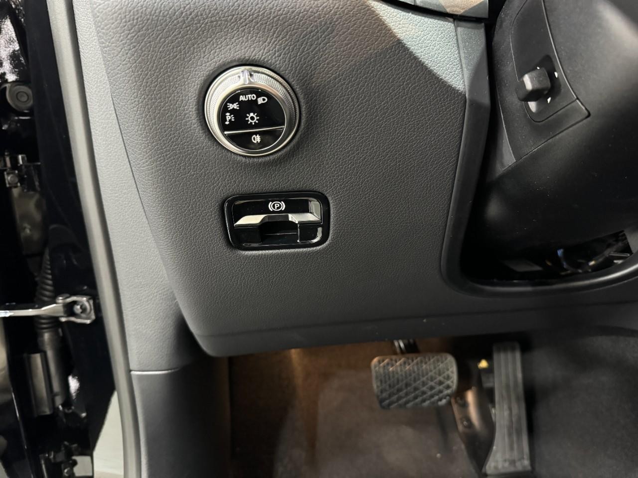 Mercedes-Benz GLC Vehicle Full-screen Gallery Image 31