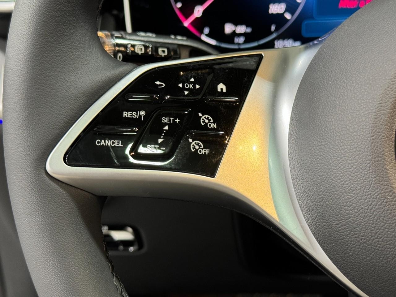 Mercedes-Benz GLC Vehicle Full-screen Gallery Image 32