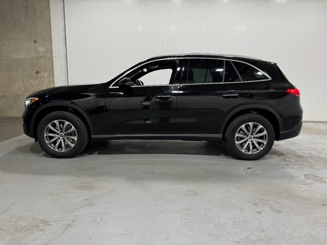 Mercedes-Benz GLC Vehicle Full-screen Gallery Image 2