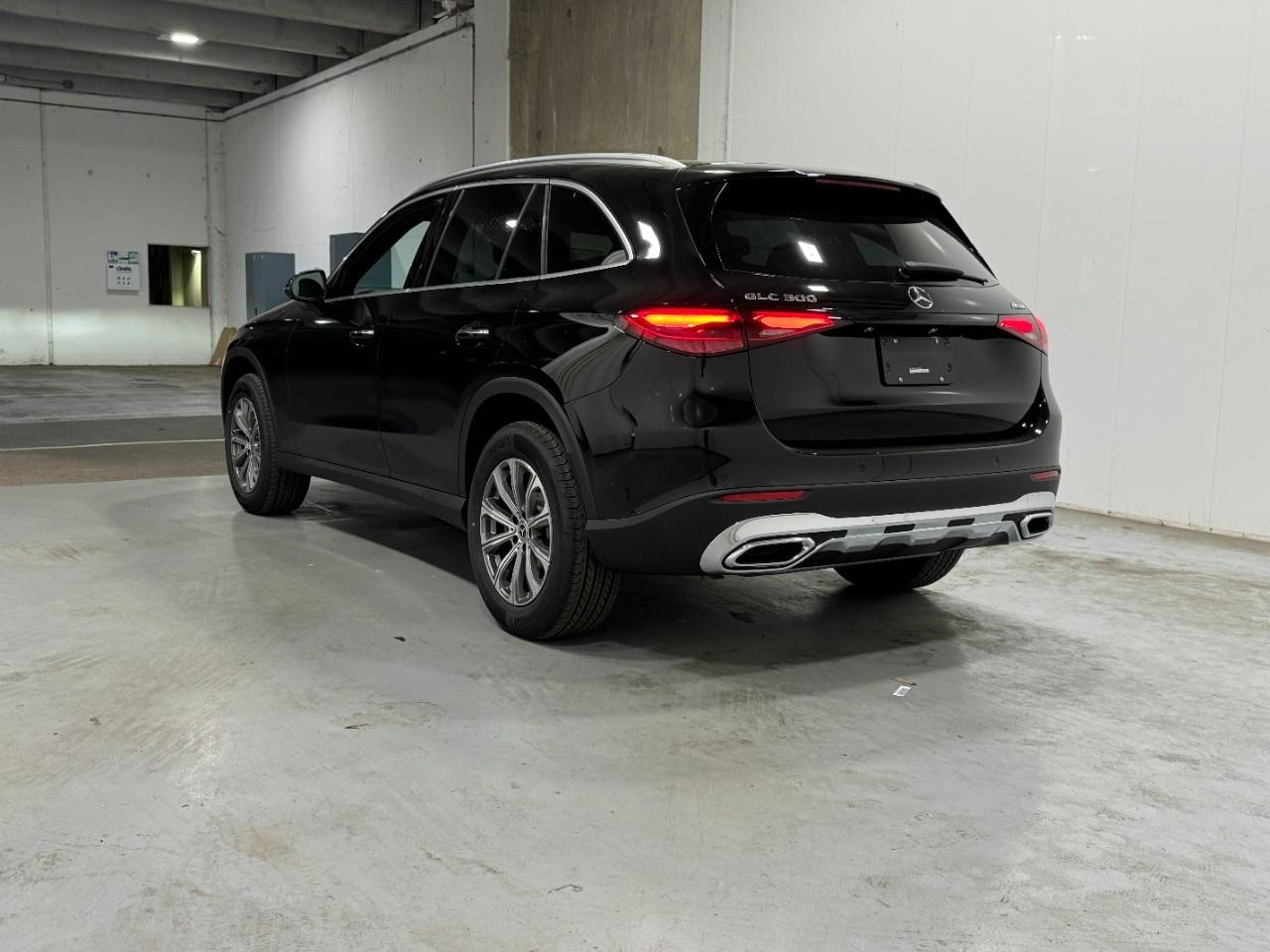 Mercedes-Benz GLC Vehicle Full-screen Gallery Image 3