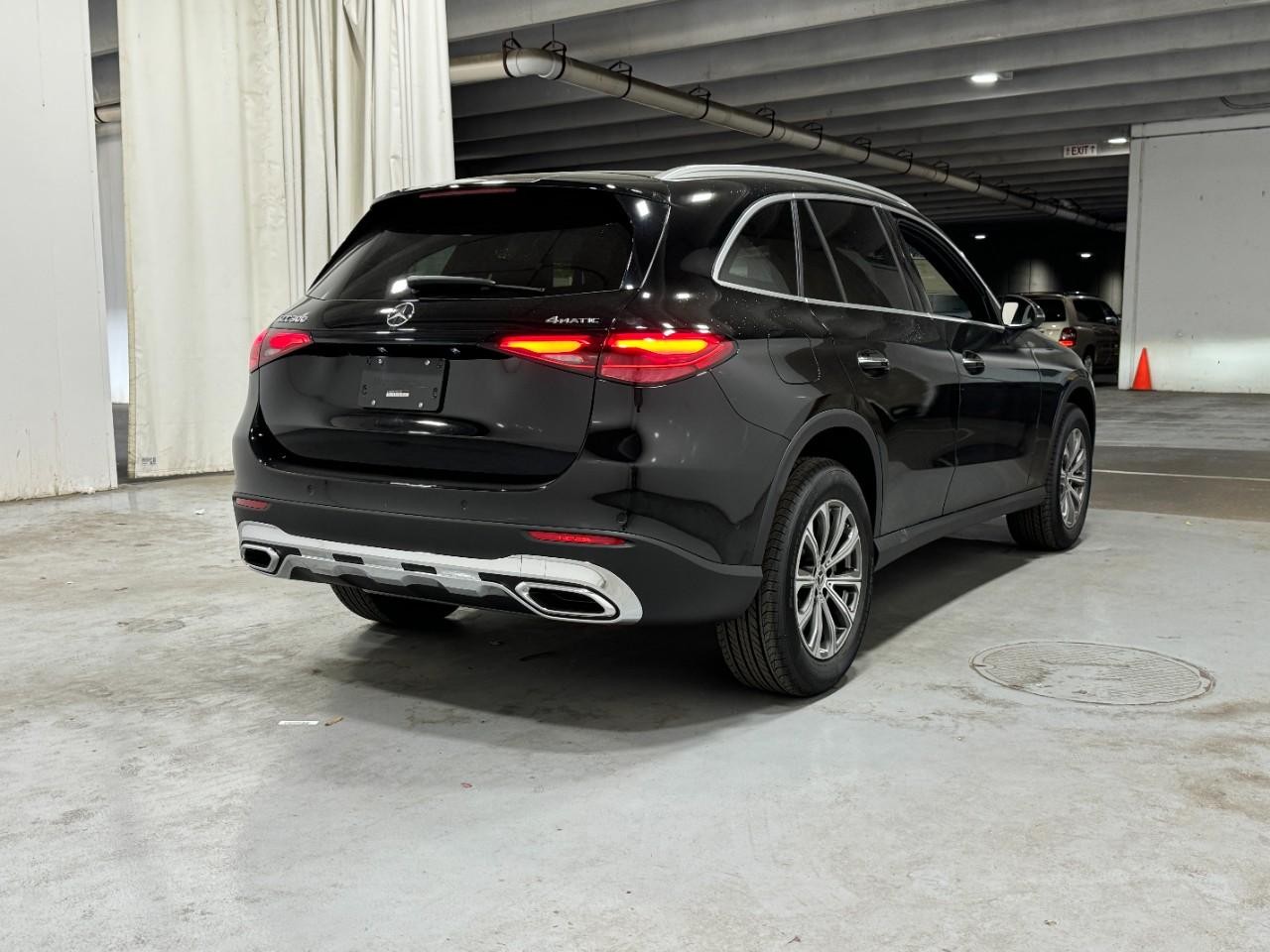 Mercedes-Benz GLC Vehicle Full-screen Gallery Image 4