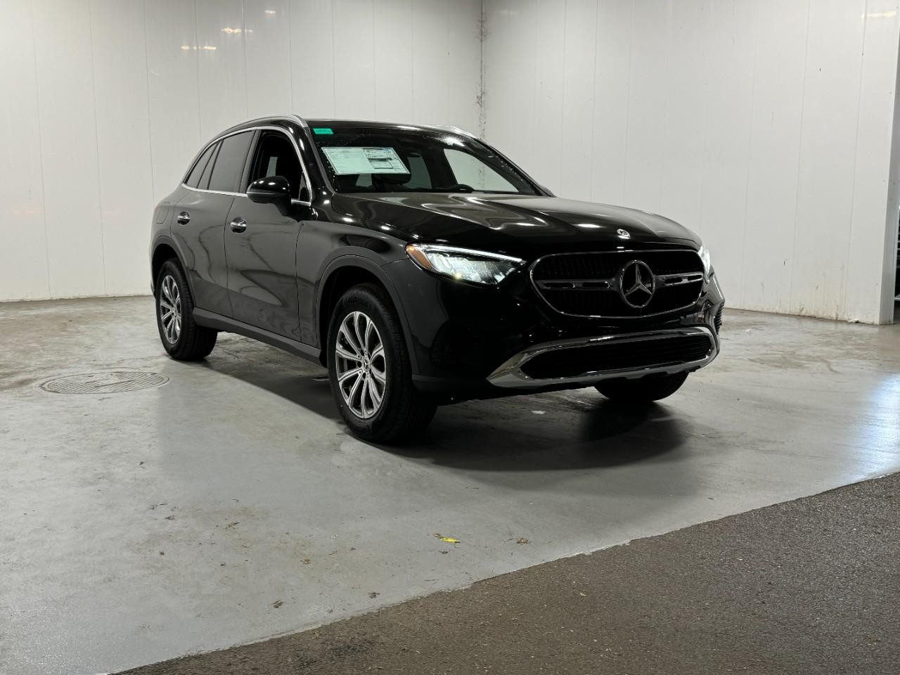 Mercedes-Benz GLC Vehicle Full-screen Gallery Image 6