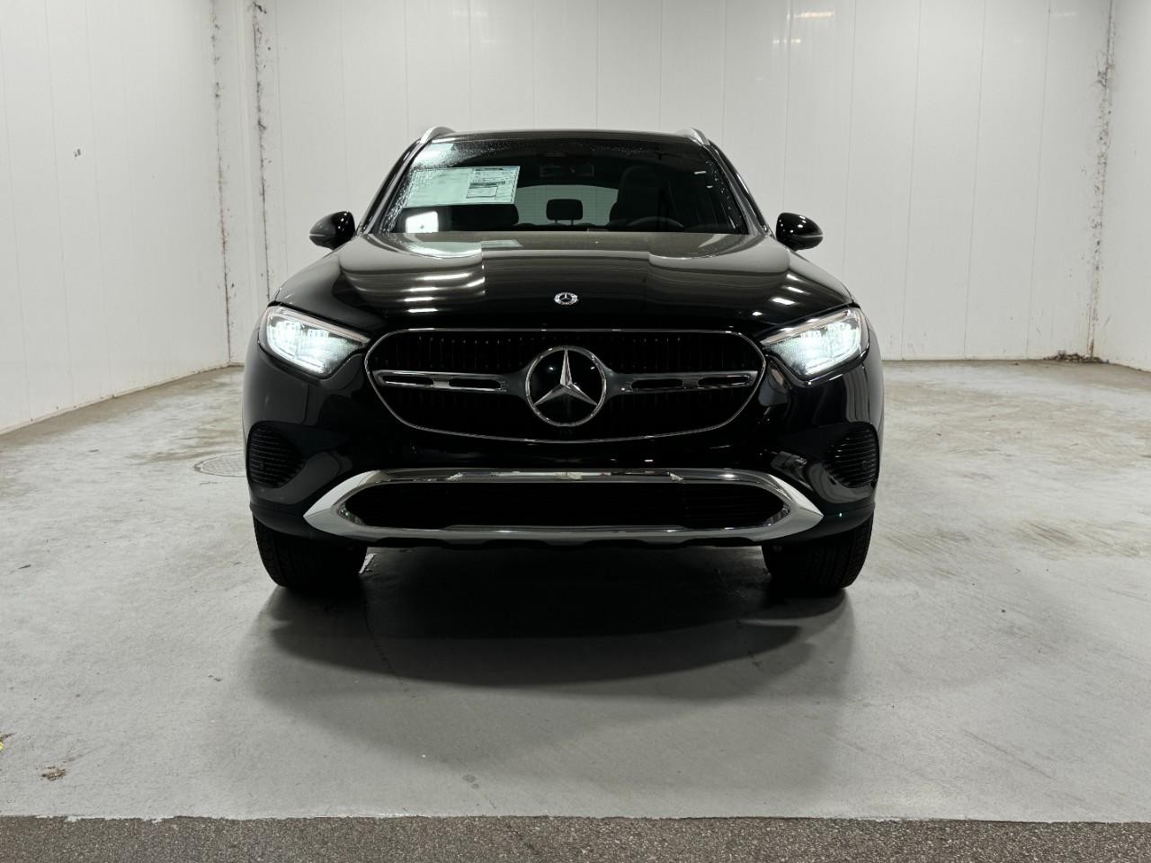 Mercedes-Benz GLC Vehicle Full-screen Gallery Image 7