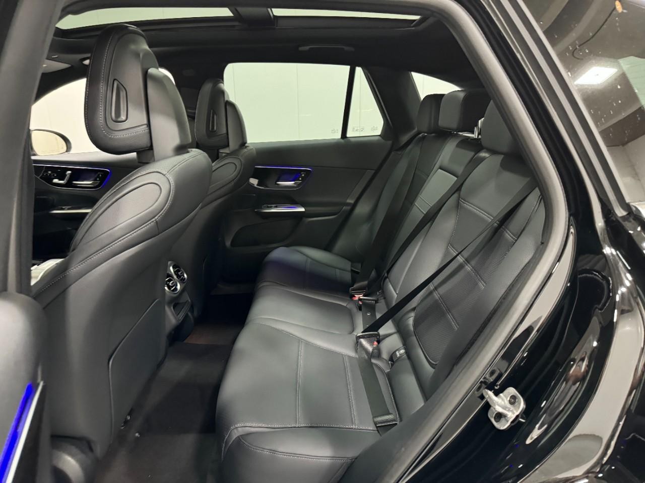 Mercedes-Benz GLC Vehicle Full-screen Gallery Image 8