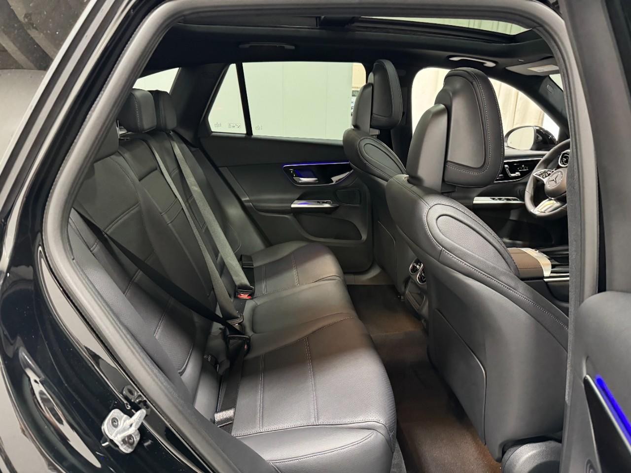 Mercedes-Benz GLC Vehicle Full-screen Gallery Image 10