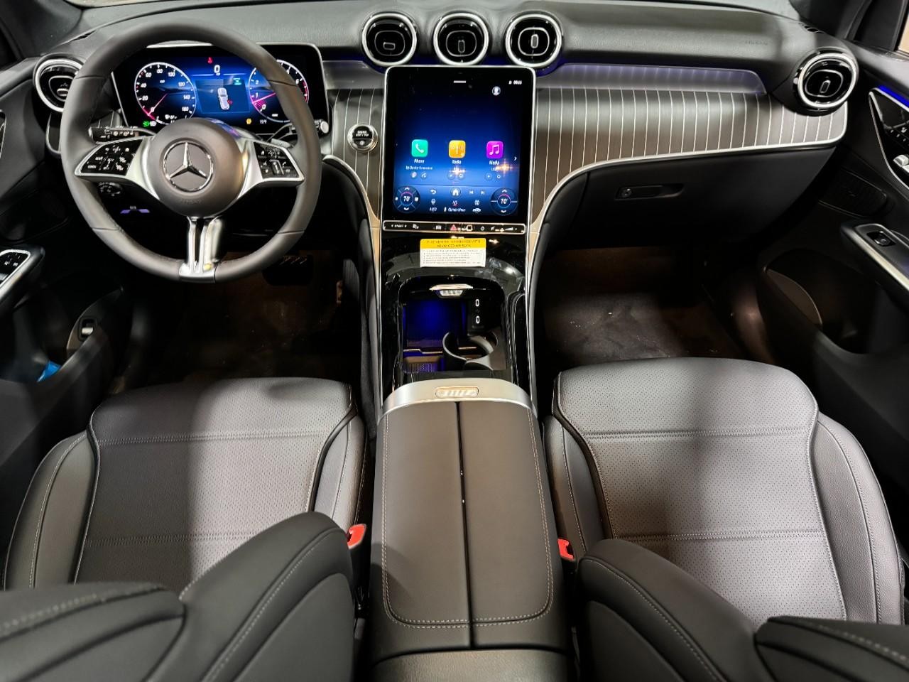 Mercedes-Benz GLC Vehicle Full-screen Gallery Image 12