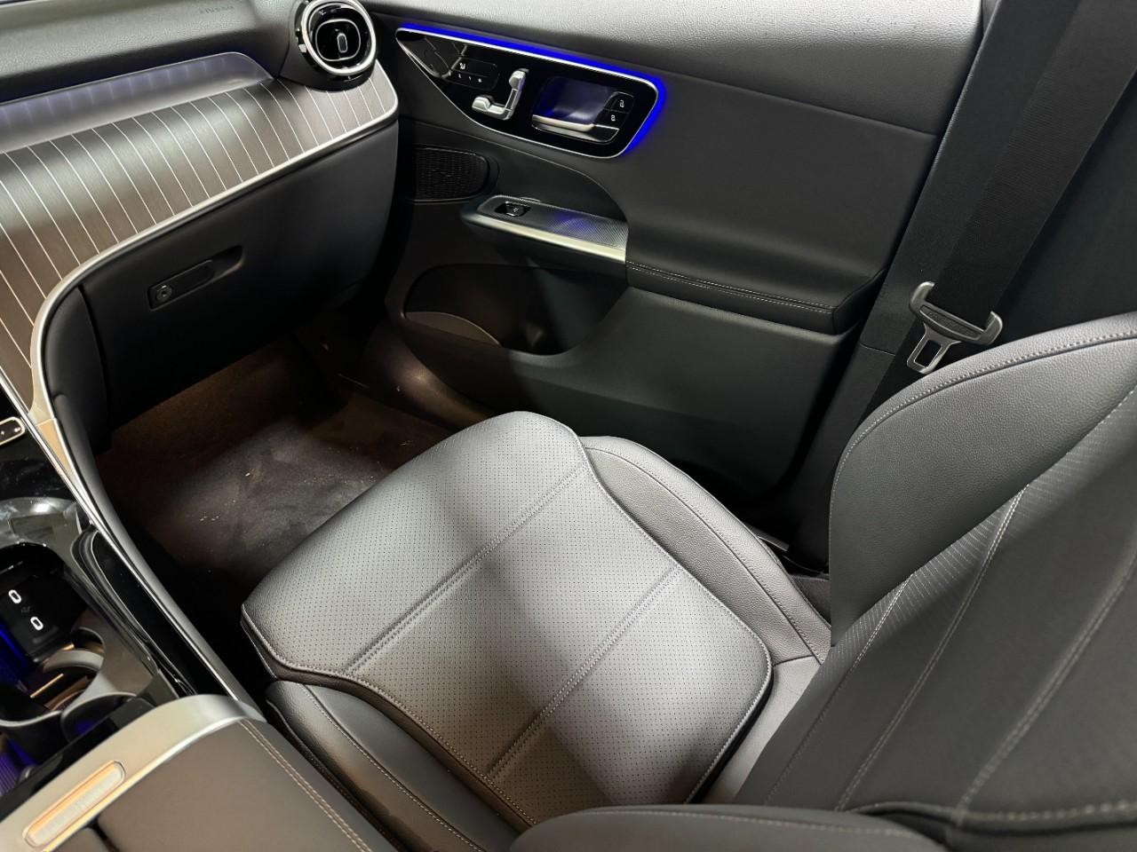 Mercedes-Benz GLC Vehicle Full-screen Gallery Image 15