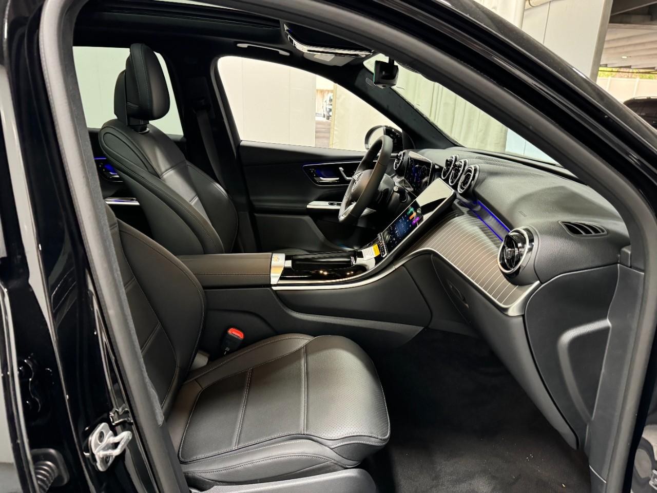 Mercedes-Benz GLC Vehicle Full-screen Gallery Image 16