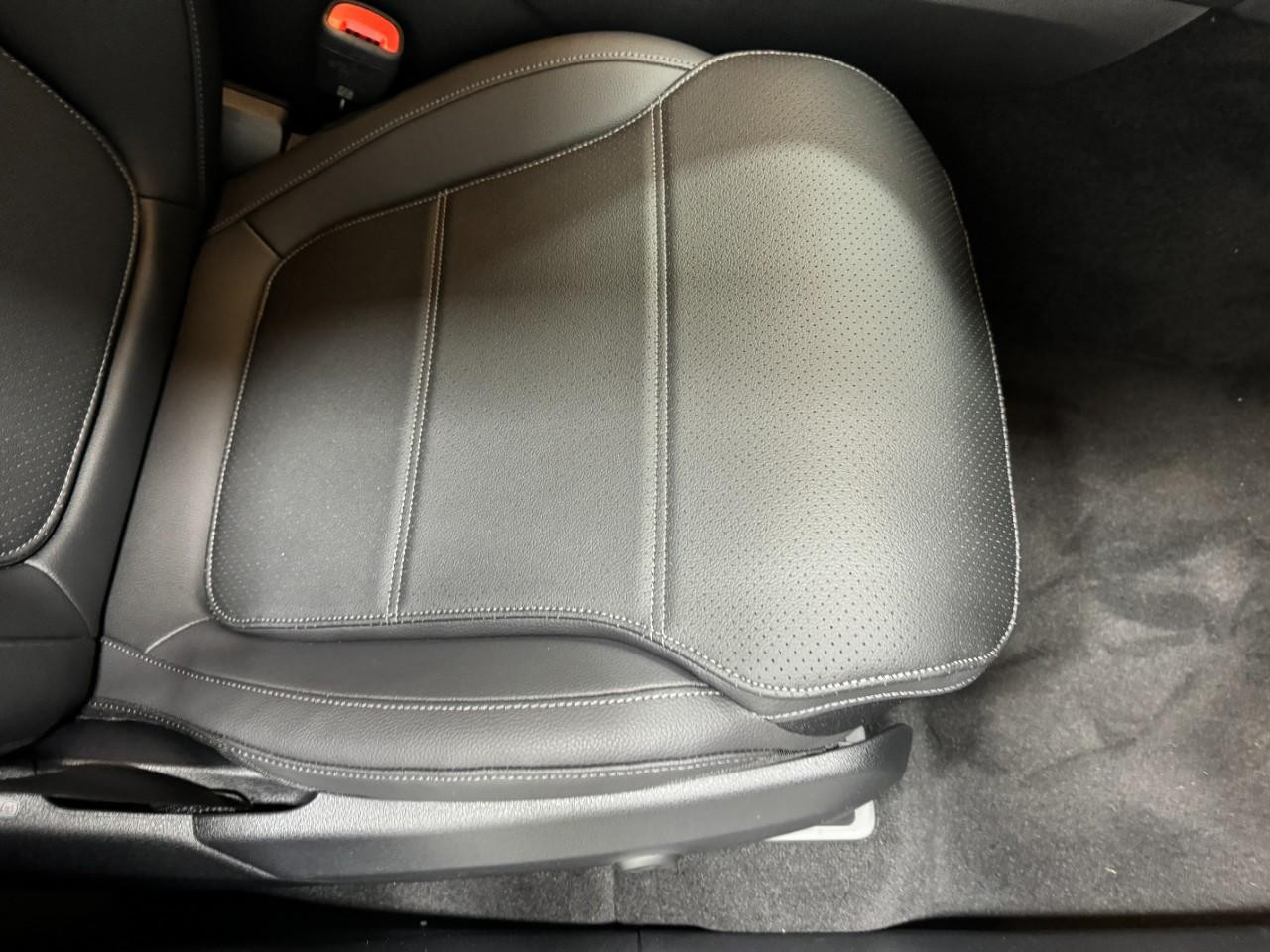 Mercedes-Benz GLC Vehicle Full-screen Gallery Image 17