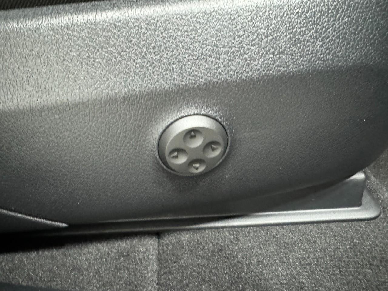 Mercedes-Benz GLC Vehicle Full-screen Gallery Image 18