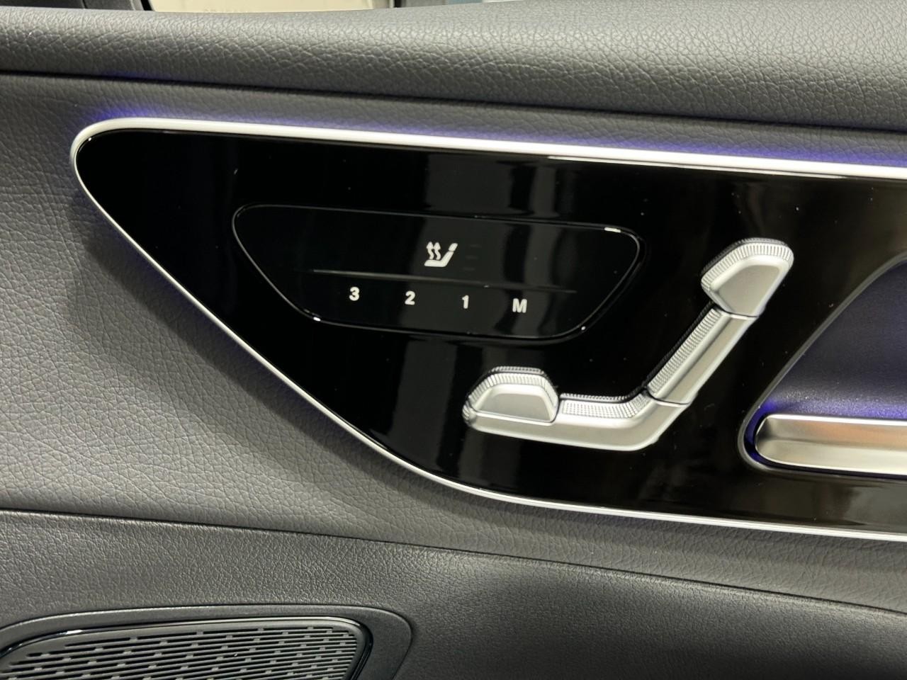 Mercedes-Benz GLC Vehicle Full-screen Gallery Image 19