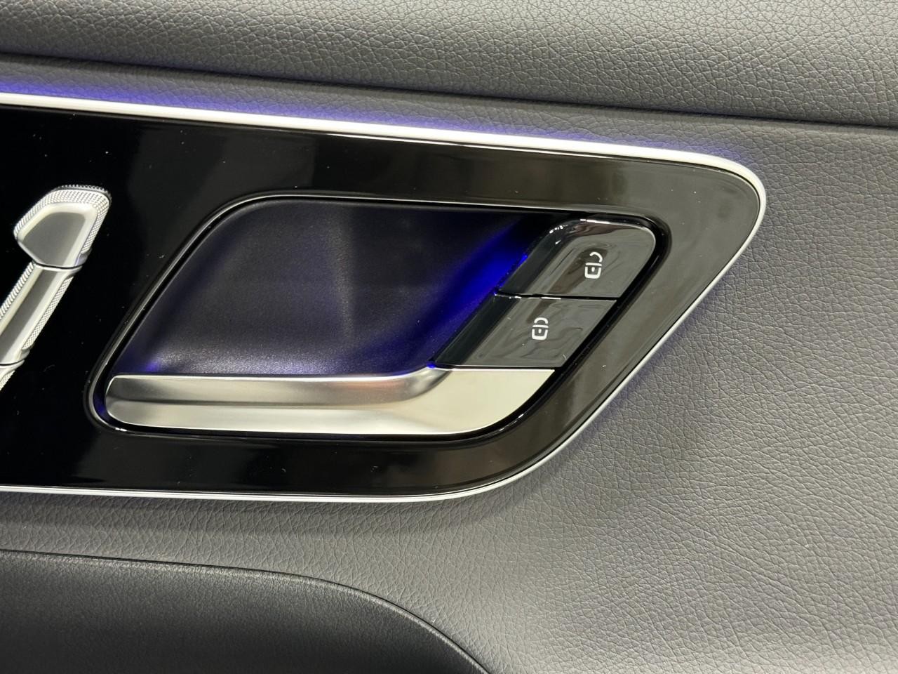 Mercedes-Benz GLC Vehicle Full-screen Gallery Image 20