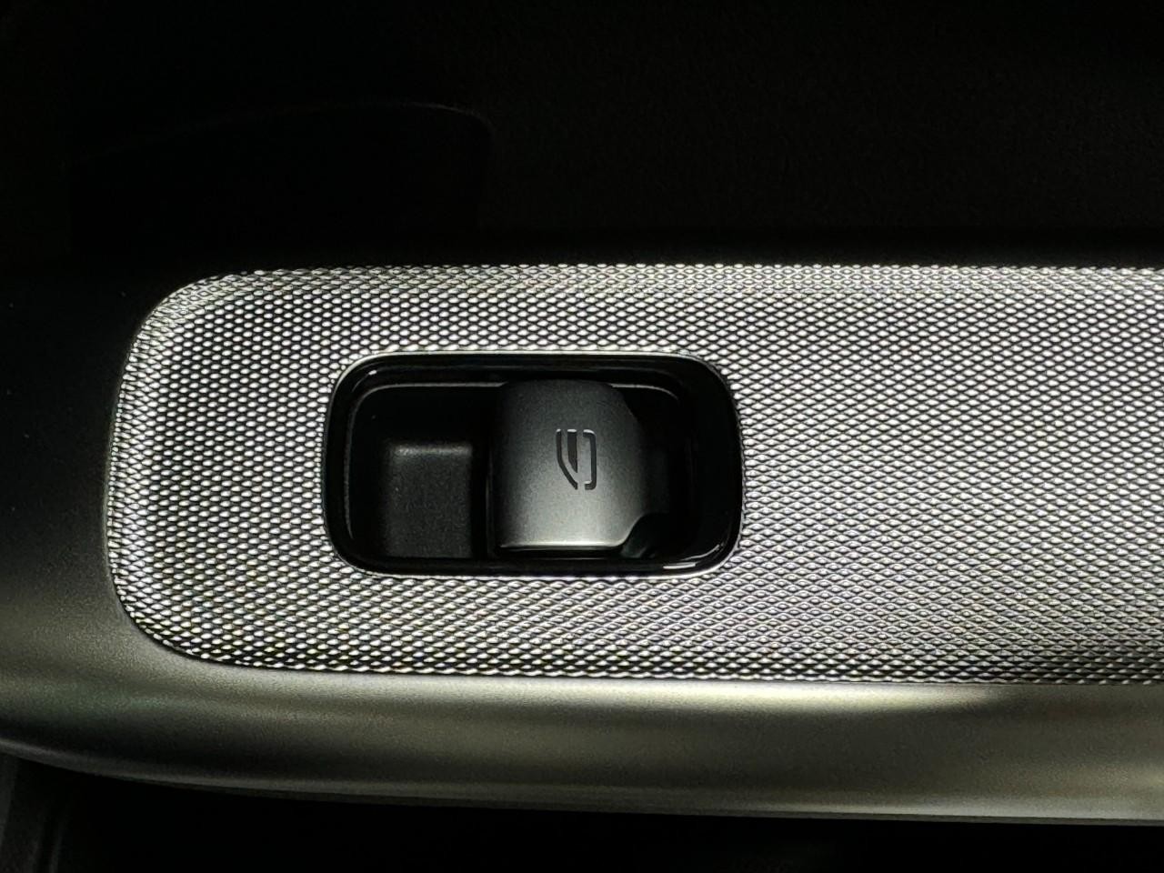 Mercedes-Benz GLC Vehicle Full-screen Gallery Image 21