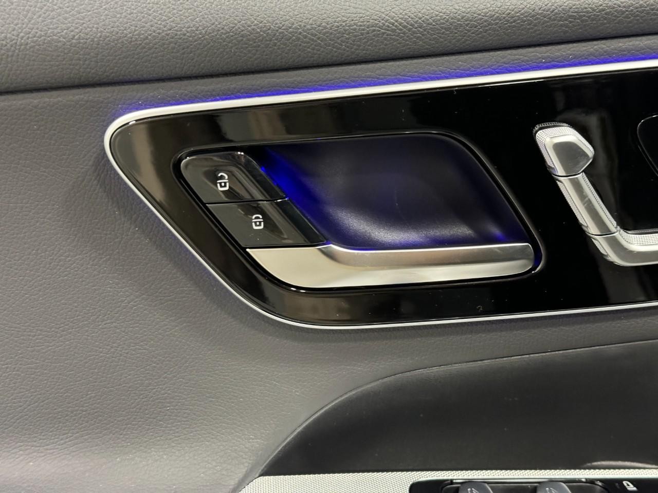 Mercedes-Benz GLC Vehicle Full-screen Gallery Image 23