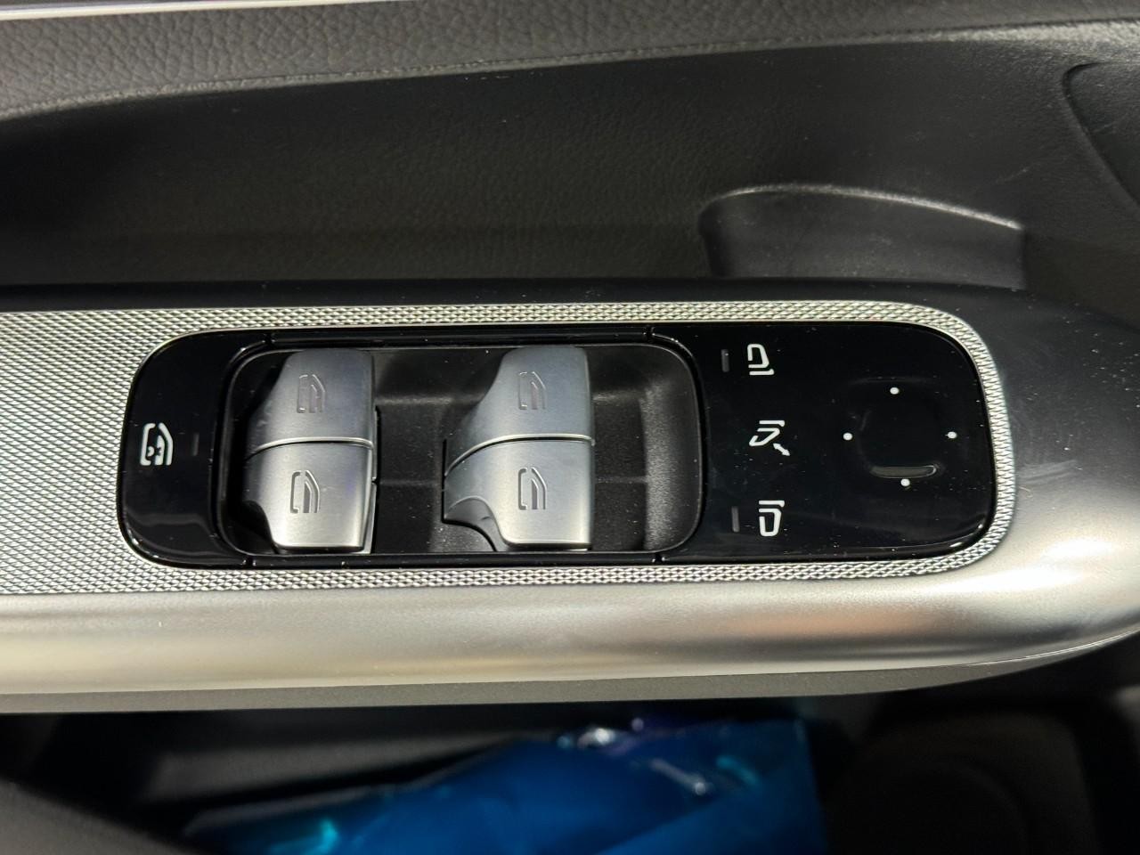 Mercedes-Benz GLC Vehicle Full-screen Gallery Image 24