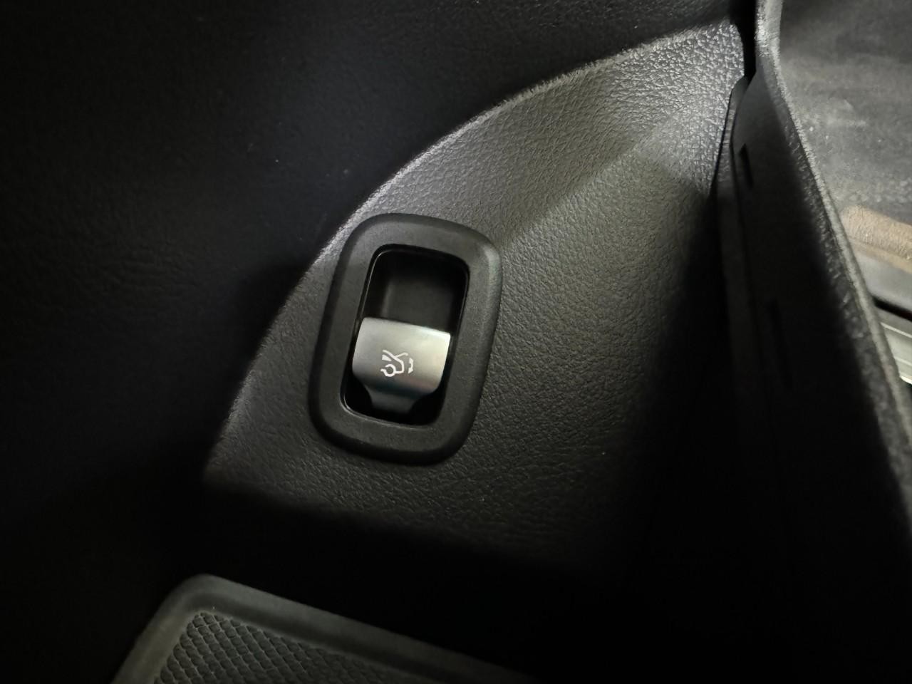 Mercedes-Benz GLC Vehicle Full-screen Gallery Image 25