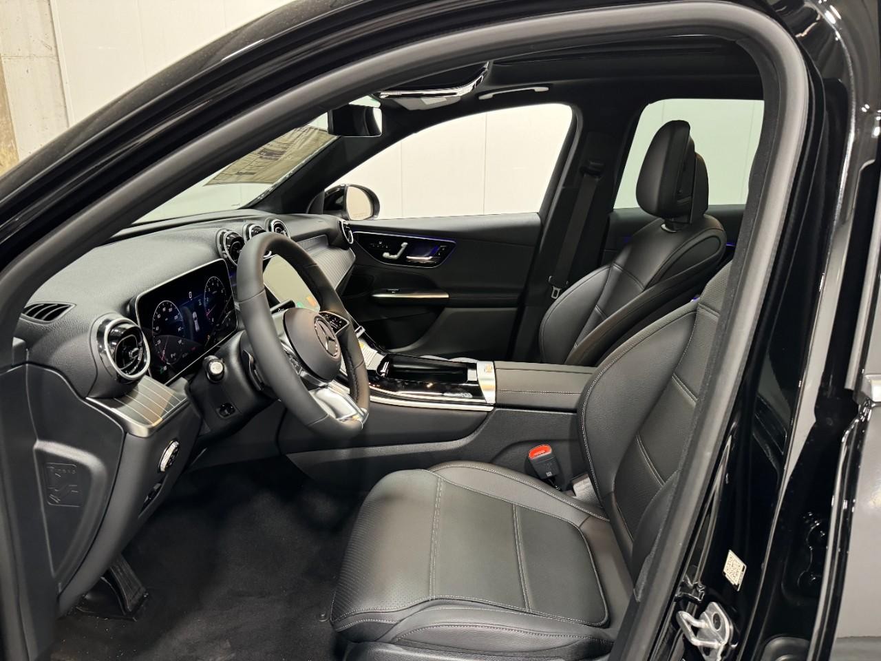 Mercedes-Benz GLC Vehicle Full-screen Gallery Image 26