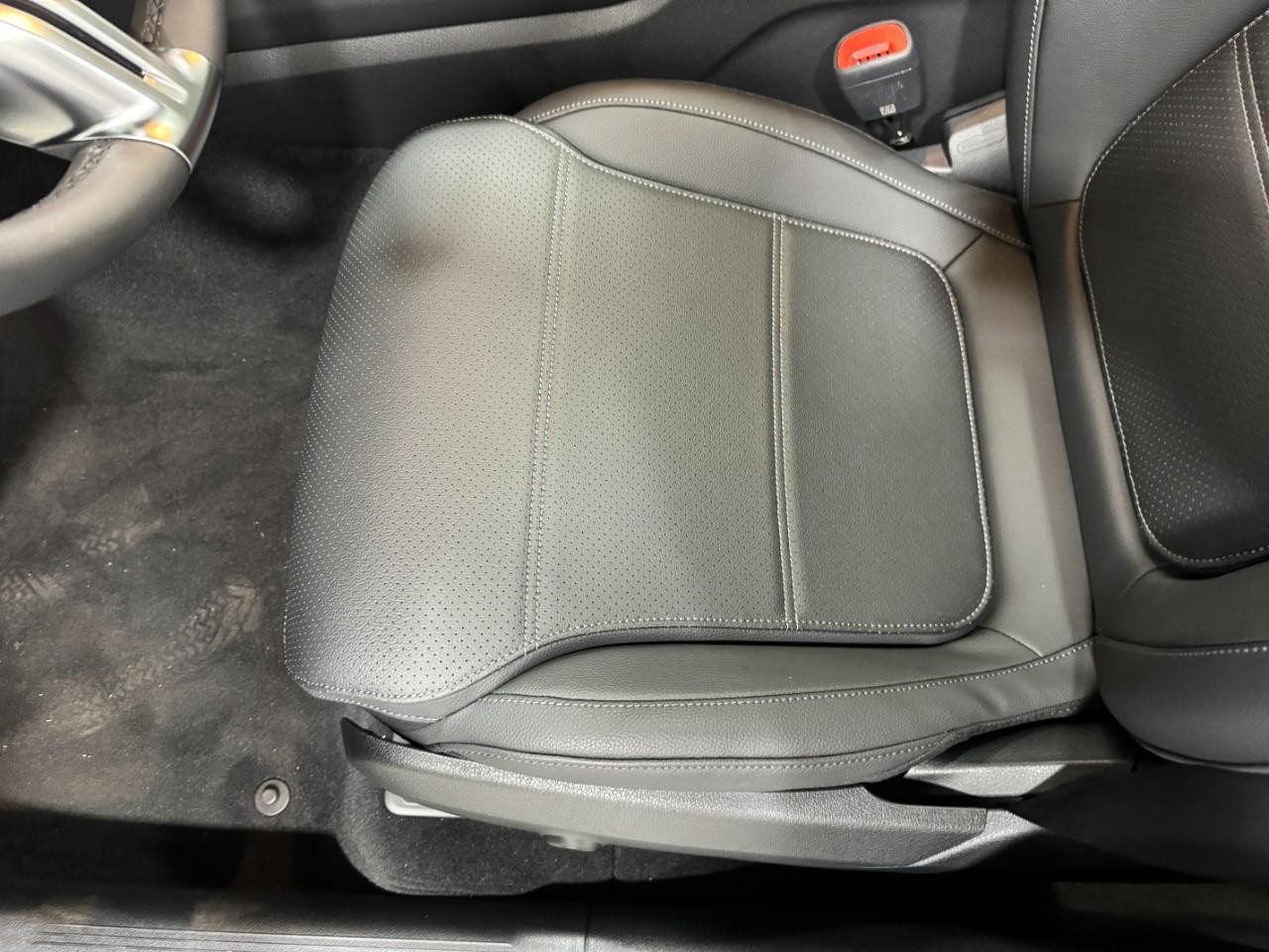 Mercedes-Benz GLC Vehicle Full-screen Gallery Image 27