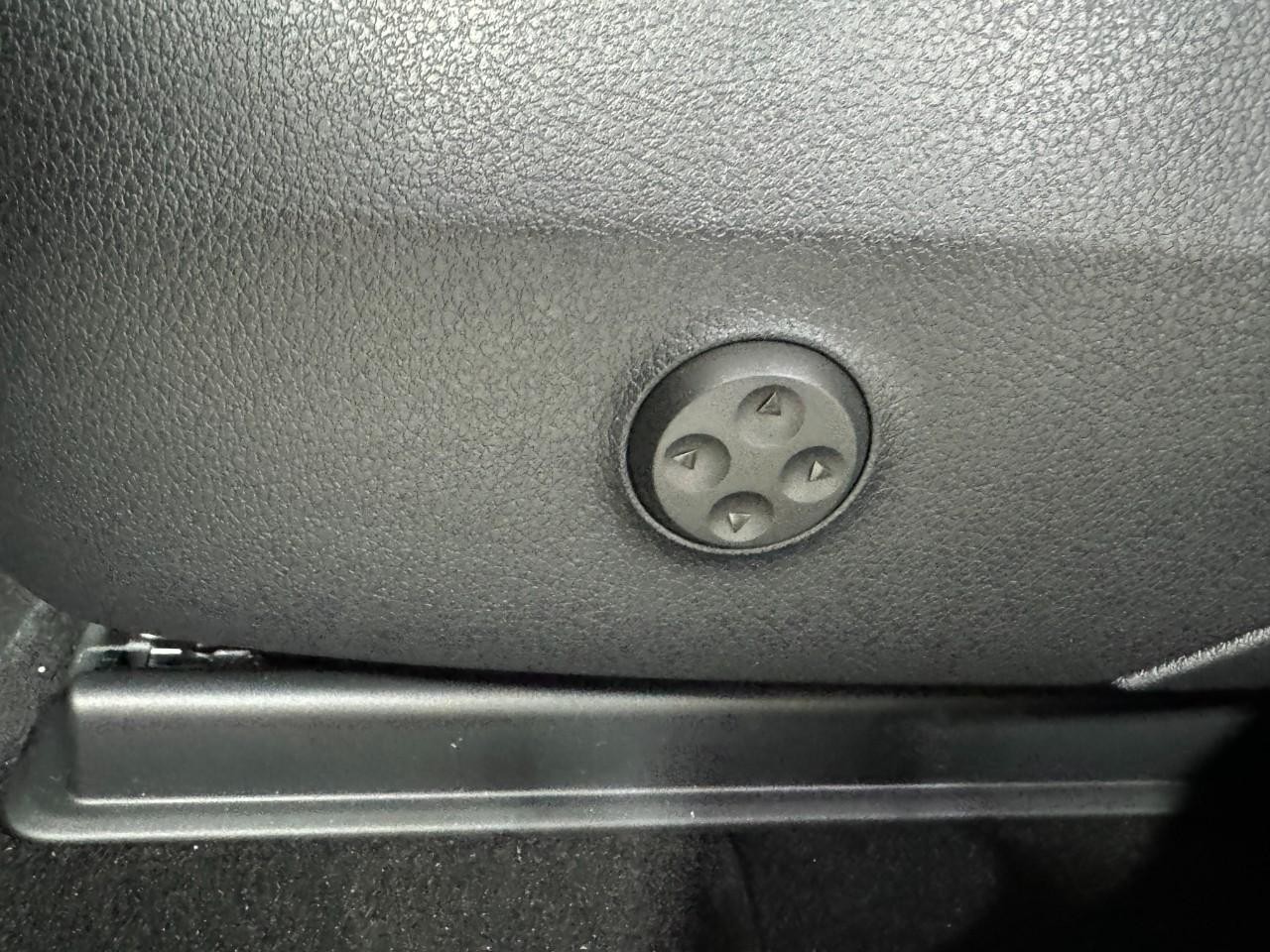 Mercedes-Benz GLC Vehicle Full-screen Gallery Image 28