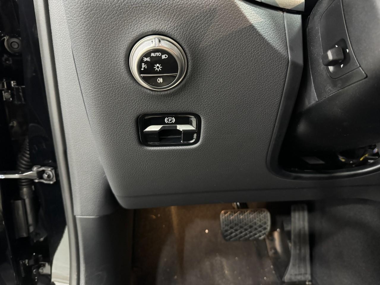 Mercedes-Benz GLC Vehicle Full-screen Gallery Image 29