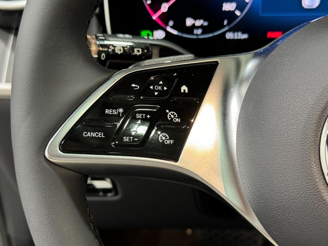 Mercedes-Benz GLC Vehicle Full-screen Gallery Image 30