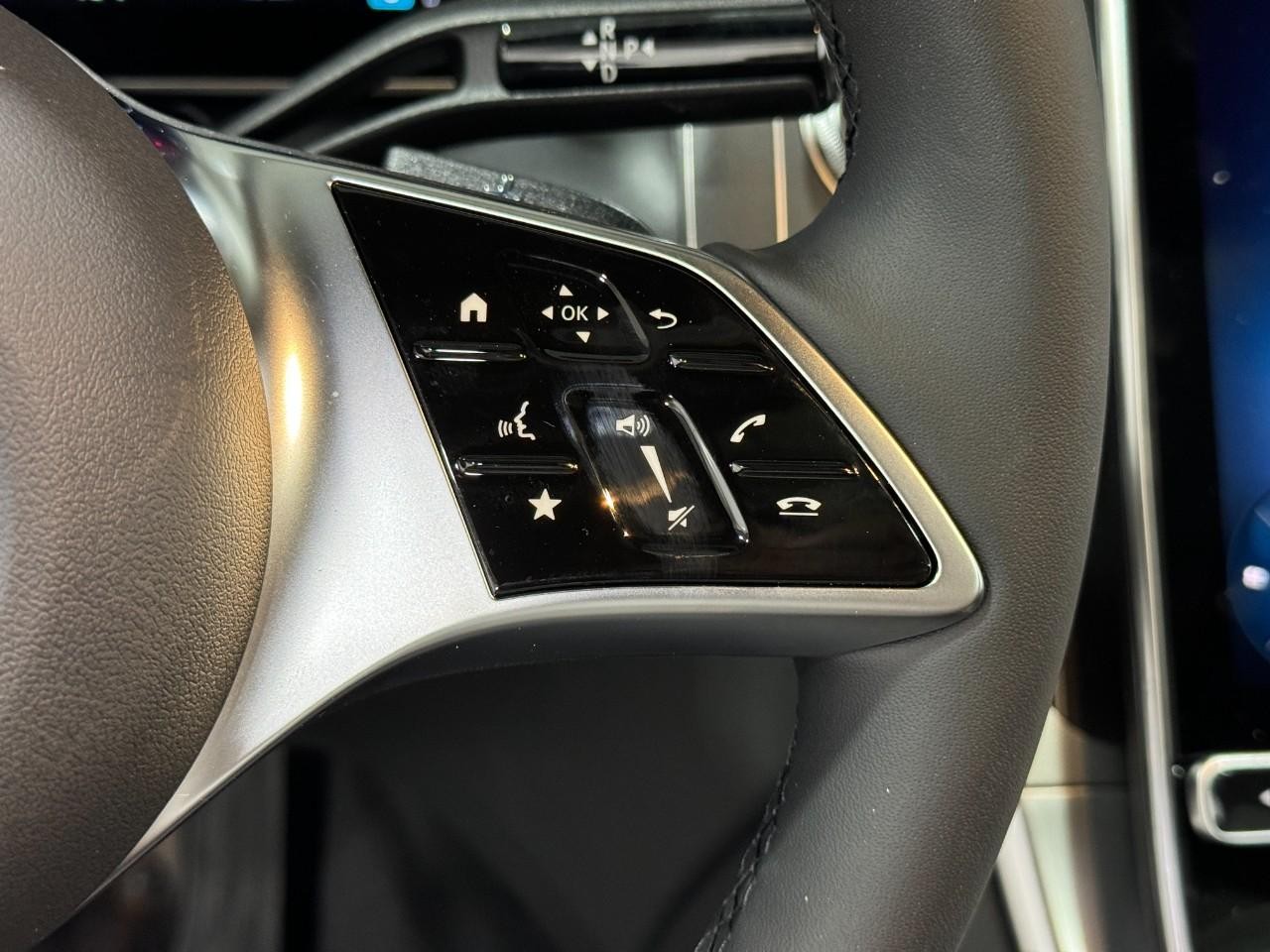 Mercedes-Benz GLC Vehicle Full-screen Gallery Image 31