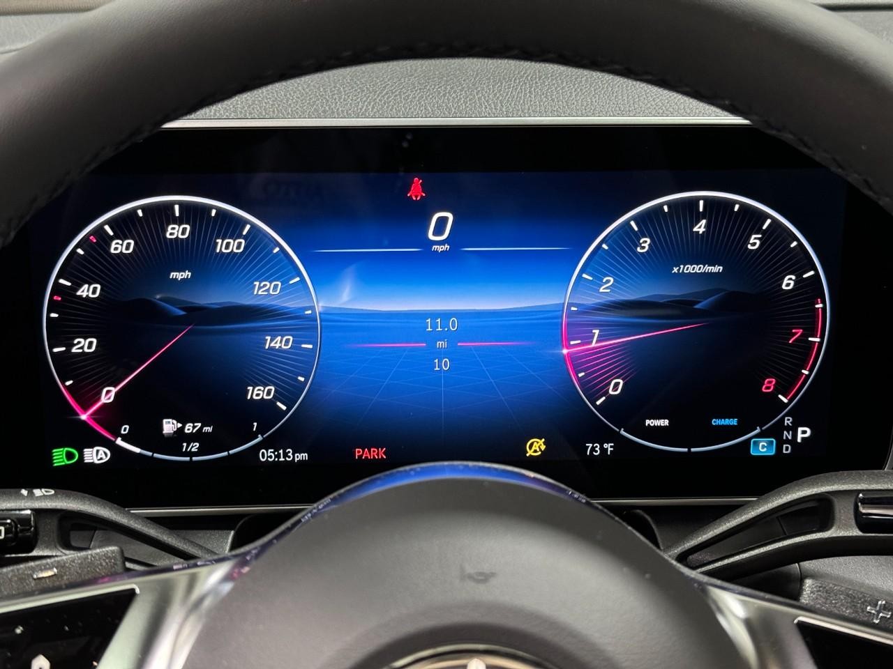 Mercedes-Benz GLC Vehicle Full-screen Gallery Image 32