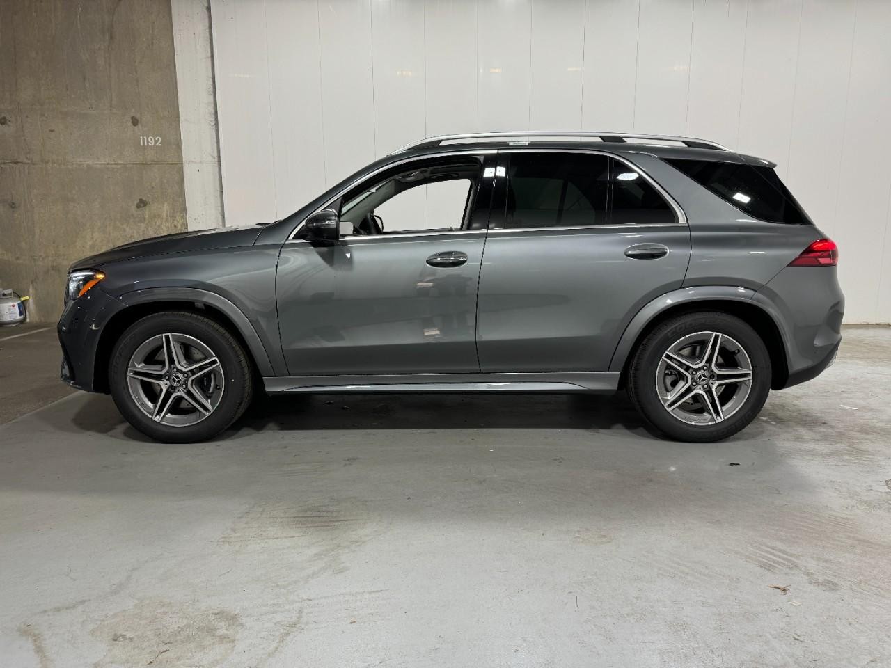 Mercedes-Benz GLE Vehicle Full-screen Gallery Image 2