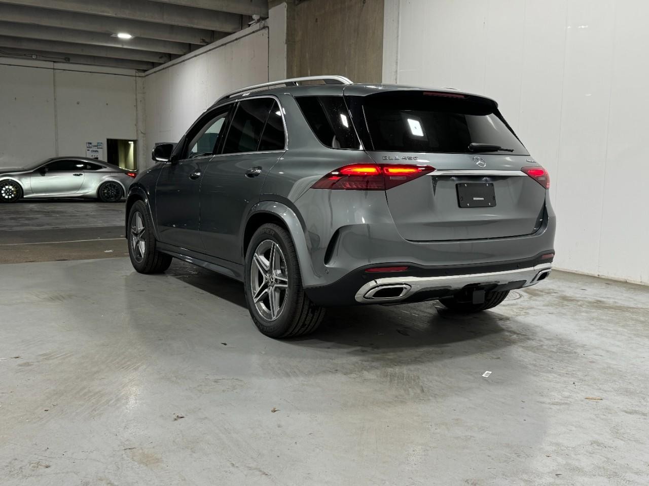 Mercedes-Benz GLE Vehicle Full-screen Gallery Image 3