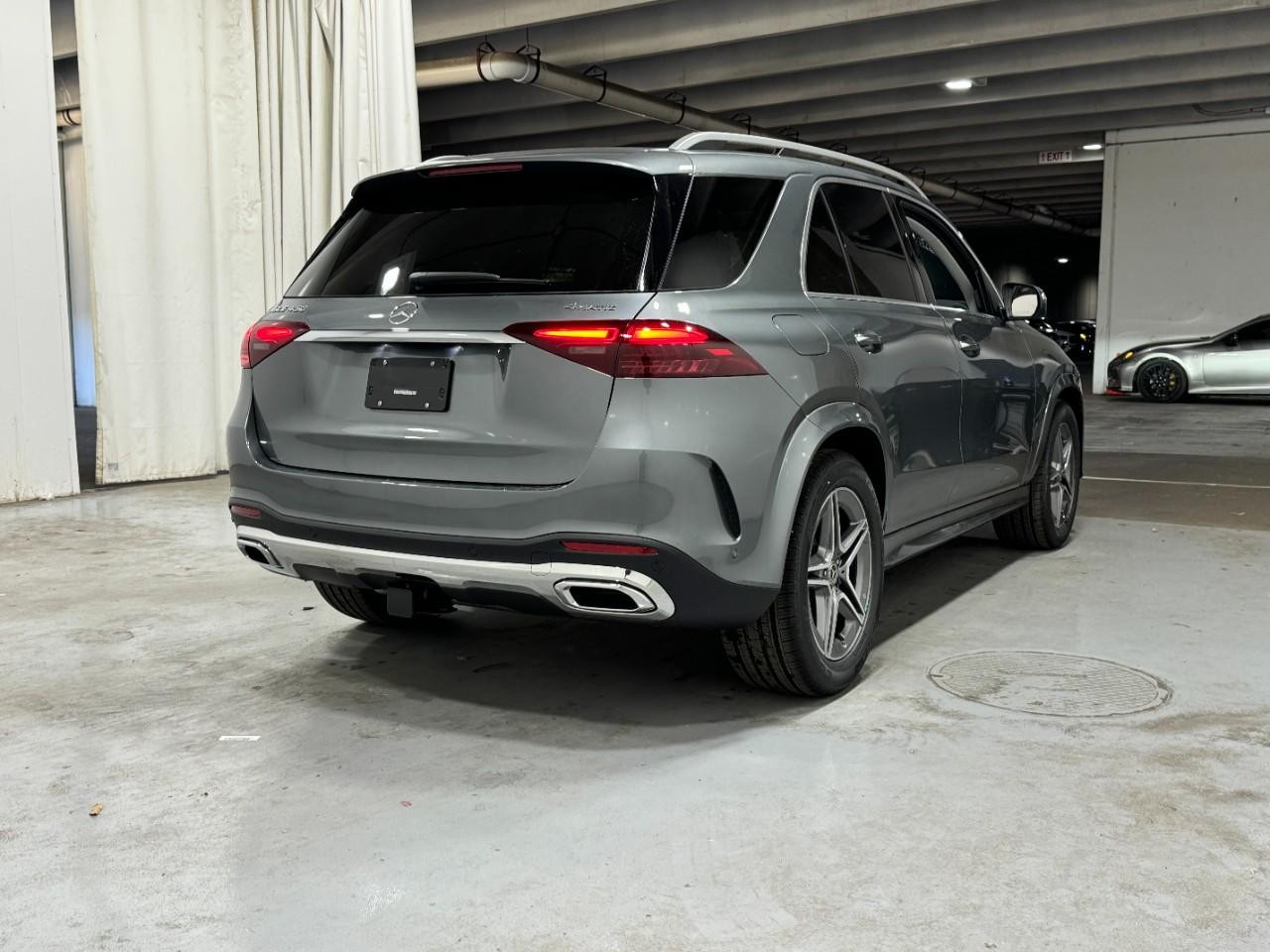 Mercedes-Benz GLE Vehicle Full-screen Gallery Image 4