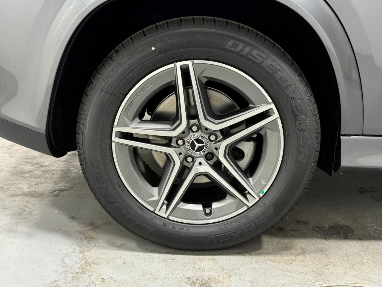 Mercedes-Benz GLE Vehicle Full-screen Gallery Image 5